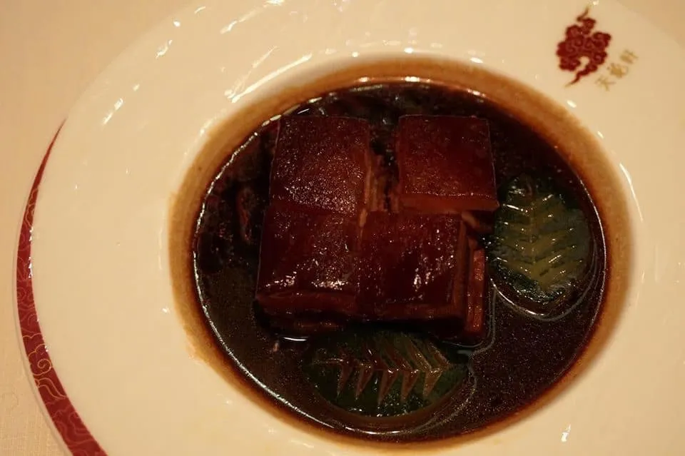 龍軒東坡肉 (每位) (128 HKD) Braised pork belly with supreme sauce (Per Person) เนื้อหมูสามชั้นถูกนำไปตุ๋นในน้ำซอสระดับซูพรีม ขนาบข้างด้วยแตงกวาที่แกะสลักมาอย่างสวยงามเป็นรูปใบไม้ เนื้อหมูสามชั้นนุ่ม ละมุน มีกลิ่นหอม น้ำซอสรสหวานเข้มข้น แตงกวาไม่มีกลิ่น ทีเด็ดคือน้ำซอสระดับซูพรีมที่ใช้ตุ๋นรสชาติกลมกล่อม อร่อยใช้ได้เลย แต่ยังไม่ถึงกับว้าว (14/20)