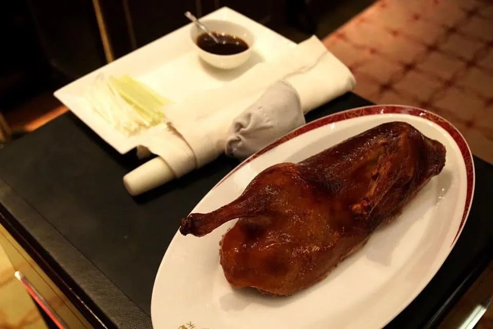 片皮烤鴨 (半隻) Tin Lung Heen Peking duck (Half) (488 HKD) เมนูเป็ดปักกิ่งถือเป็นอีกหนึ่งเมนูซิกเนเจอร์ที่เด็ดไม่แพ้ใคร ลูกค้าสามารถเลือกสั่งมาทานครึ่งตัวได้ในราคา 488 HKD (16/20)