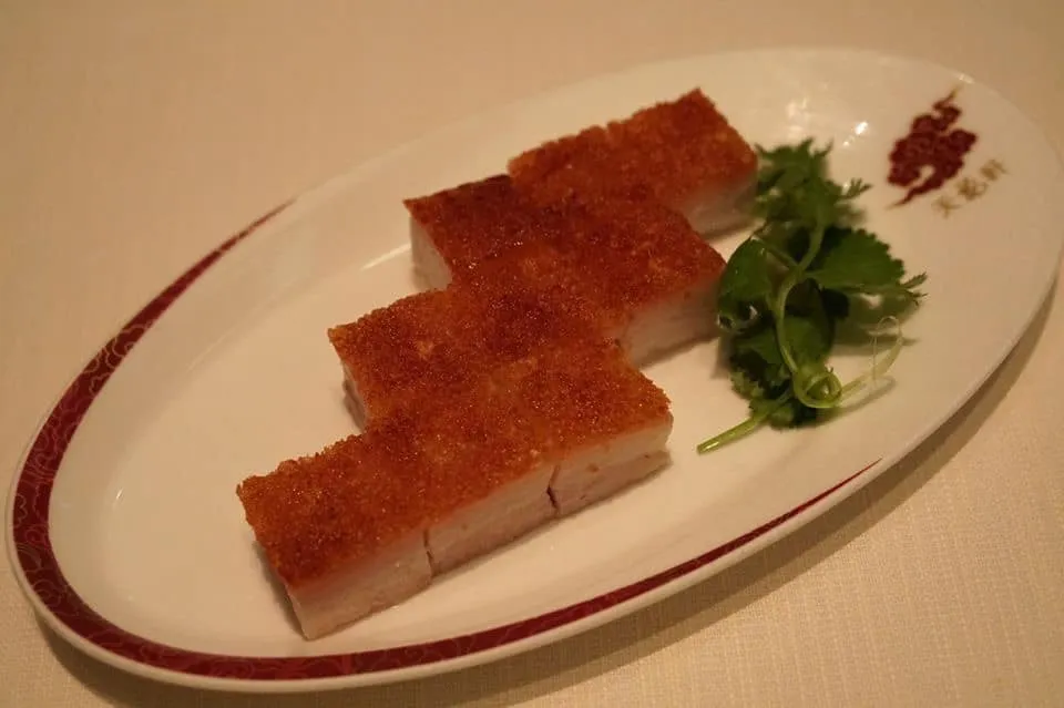 脆皮燒三層肉 (132 HKD) Roasted crispy pork belly หมูกรอบทอดมาสุกพอดี เนื้อหมูด้านล่างยังคงนุ่ม เด้ง ฉ่ำไปด้วยไขมัน ในขณะที่ผิวด้านบนมีสีส้มเหลืองสวยงาม กรอบมากชนิดที่กัดดังแคร๊ก เเต่ในความกรอบไร้ซึ่งความเหนียวและเเข็ง สุดยอดสมกับเป็นหมูกรอบในร้านติดดาวที่ฮ่องกงจริงๆ (16/20)