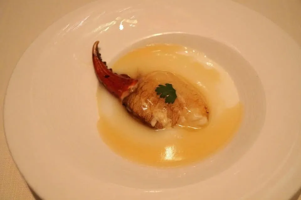 花雕蛋白蒸蟹拑 (320 HKD) Steamed crab claw with egg white in Huadiao wine อีกหนึ่งสุดยอดเมนูซิกเนเจอร์ประจำร้านคือก้ามปูทะเลชิ้นโตนำเข้าจากเวียดนาม นำไปนึ่งกับไข่ขาวในความร้อนต่ำเพื่อให้ก้ามปูยังคงความนุ่มและความละมุนเอาไว้ได้ จากนั้นใส่ซอสไวน์ข้าว Hua Diao ลงไปเพื่อเพิ่มรสชาติความเข้มข้น ไข่ขาวด้านล่างจะดูดซับรสชาติและกลิ่นของเนื้อปูและกลิ่นของไวน์ข้าวจนเกิดเป็นเนื้อสัมผัสเเละรสชาติที่เป็นเอกลักษณ์ จานนี้ขอบอกก่อนว่าเป็นจานที่เหมาะกับคนที่หลงไหลในรสธรรมชาติของวัตถุดิบ ไม่เหมาะกับคนทานอาหารรสจัด (17/20)
