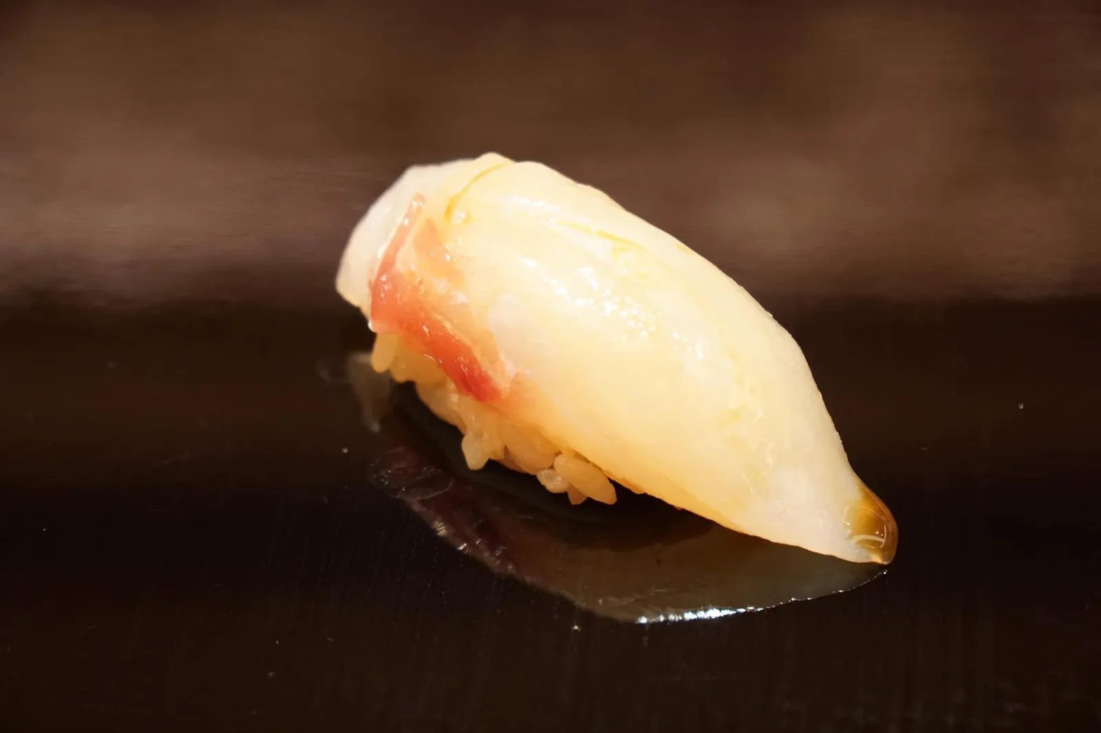 Tai ถัดมาคือ “ไท่” หรือปลากระพงญี่ปุ่นที่เชฟ Dry aged ไว้เป็นเวลา 3 คืน ทำให้เกิดรสชาติอุมามิตัดกับรสธรรมชาติของเนื้อปลา ทานเเล้วรับรู้ได้ถึงมิติทางรสชาติที่ซับซ้อนมากขึ้นกว่าเนื้อปลาสดๆ (18/20)