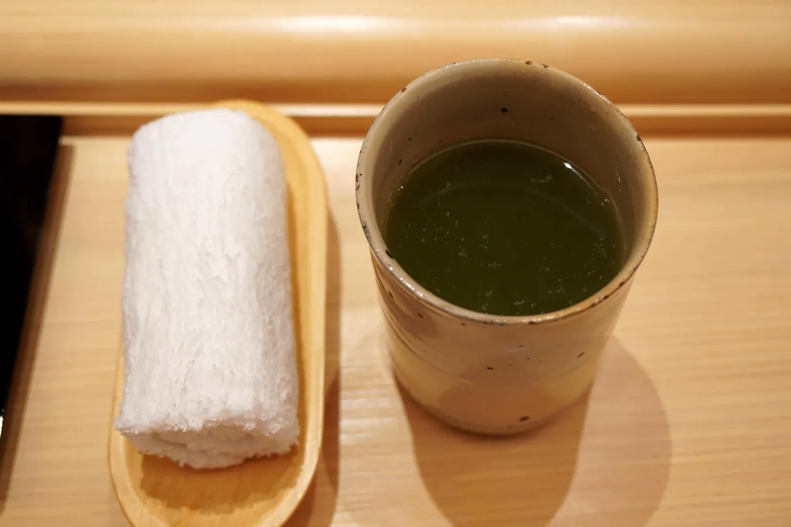 Green Tea ชาเขียวที่นี่เสิร์ฟคู่กันกับซูชิโดยไม่มีค่าใช้จ่ายเพิ่ม ตอนเข้าไปนั่งรอพนักงานจะถามว่ารับน้ำอะไรหรือไม่ แนะนำว่าไม่ต้องสั่งน้ำอะไรเพิ่มเลยเพราะชาเขียวคือน้ำที่ทานเข้ากันกับซูชิมากที่สุดแล้วจริงๆ (15/20)