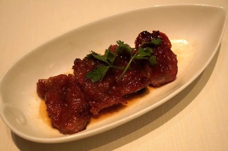 蜜燒西班牙黑豚肉叉燒 (需 24 小時前預訂) (半隻) (188 HKD) Barbecued Iberian pork with honey (24 hours advance notice required) (Half) ขอเริ่มด้วยหมูแดงอบน้ำผึ้ง สุดยอดเมนูซิกเนเจอร์ที่ดีที่สุดในร้าน ทิน ลัง ฮีน และเป็นหนึ่งในจานหมูแดงที่ว่ากันว่า “ดีที่สุดในโลก” โดยเชฟเลือกใช้หมูดำอิเบอริโก้นำเข้าจากสเปนเนื่องจากเนื้อมีกลิ่นหอมแบบ Nutty flavor เป็นเอกลักษณ์แทรกอยู่ในทุกอณูของเนื้อหมูซึ่งได้มาจากอาหารที่ป้อนอาหารจำพวกถั่วมาเป็นเวลานาน นอกจากนี้ยังมีกลิ่น Floral aroma ที่ Tin Lung Heen จะเลือกใช้ส่วน Shoulder ของหมูดำมาเสิร์ฟเท่านั้นเพราะมีอัตราส่วนของไขมันเเละเนื้อที่เหมาะสม โดยเนืเอหมูจะถูกย่างในไฟต่ำๆก่อนเพื่อในคงความนุ่ม ละมุนเอาไว้ จากนั้นก่อนที่จะยกเสิร์ฟจะนำไปย่างในไฟแรงเพื่อให้น้ำตาลและน้ำผึ้งที่อาบรอบเนื้อหมูคาราเมลไลซ์เป็นซอสเหนียวเคลือบเนื้อหมูทั้งชิ้นในขณะที่เนื้อหมูยังคงความนุ่มละมุนอยู่ภายใน เมนูนี้ต้องสั่งจองล่วงหน้าอย่างน้อย 1 วัน และเเม้ว่าจะมีราคาต่อจานสูงถึง 1,600 บาท เเต่เราขอยืนยันว่าหากใครมาทานที่นี่ ไม่ว่าอย่างไรก็ตาม “ห้ามพลาด” ที่จะสั่งมาลองชิมจริงๆ (19/20)