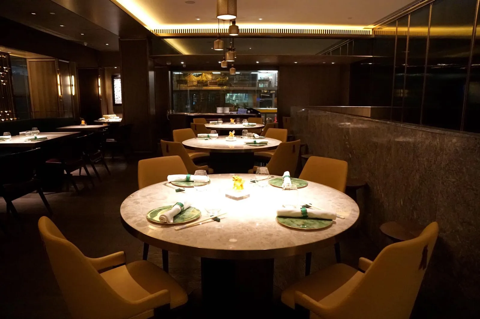 Ying Jee Club ร้านอาหารระดับ 2 ดาวมิชลินน้องใหม่ประจำปี 2019 นำทีมโดย Siu Hin-chi อดีตหัวหน้าเชฟผู้อยู่เบื้องหลังห้องอาหาร T’ang Court ระดับ 3 ดาวมิชลิน และสุดอาร์ทชื่อดังระดับ 2 ดาวมิชลินอย่าง Duddell’s (หลังจากเชฟลาออกถูกปรับลดเหลือ 1 ดาวทันที) และเป็นผู้สร้างประวัติศาสตร์คว้าดาวมิชลินถึง 15 ดวงภายในระยะเวลา 9 ปี เเค่เล่าประวัติสั้นๆก็บอกได้เลยว่าฝีมือไม่ธรรมดาแน่ๆ