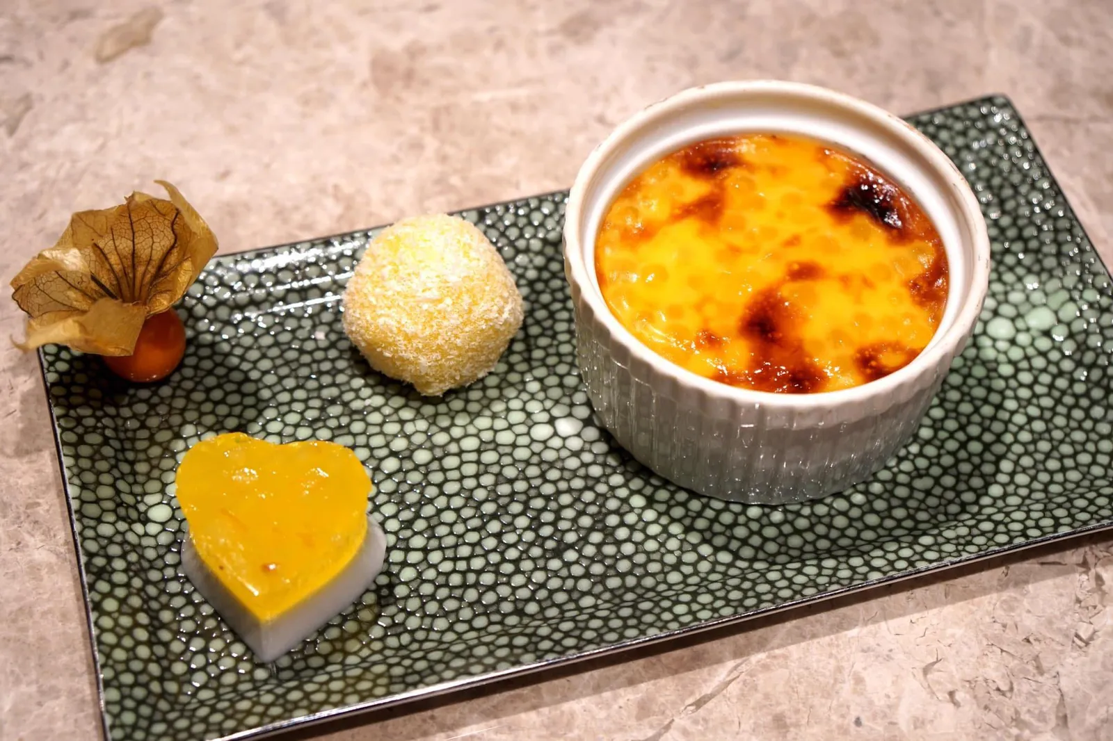 營致甜品碟 (80 HKD) Ying Jee Dessert Platter 蓮蓉西米焗布甸、香芒椰絲糯米糍、柚子柑桔椰汁糕 Baked Sago Pudding with Lotus Seed Paste, Glutinous Dumpling with Mango, Egg Custard and Coconut Coconut Pudding with Kumquat and Yuzu ขนมหวานรวมที่เราจะได้ชิมเมนูขนมซิกเนเจอร์ประจำร้านมาอย่างละชิ้น เริ่มจากด้านขวาคือสาคูที่ผสมกับครีมทำจากเมล็ดบัว เนื้อเนียน มีรสหวาน กลมกล่อม อบจนร้อน ทานแล้วฟินมากๆ (17/20) ถัดมาตรงกลางคล้ายขนมโมจิเหนียวหนึบ ภายในสอดไส้มะม่วงสุกรสหวาน ด้านนอกมีมะพร้าวขูด อร่อยเเละเข้ากันได้ดี (14/20) สุดท้ายซ้ายมือคือเมนูวุ้นมะพร้าวที่มีส่วนผสมและกลิ่นของส้มจี๊ดและส้มยูซู (14/20)