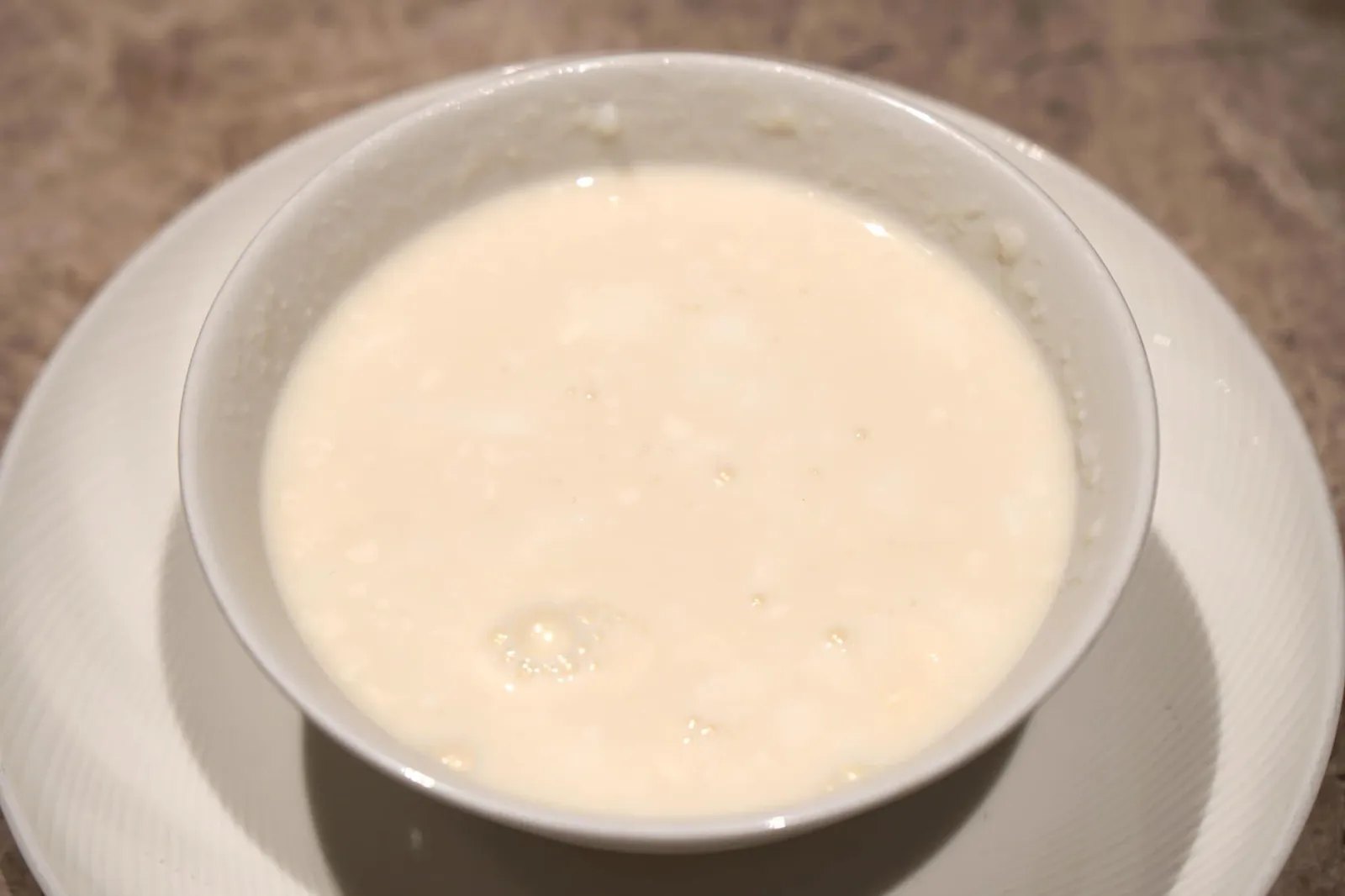 生磨蛋白杏仁茶 (55 HKD) Almond Cream with Egg White ซุปอัลมอนต์ไข่ขาว เมนูที่เราชอบทานเป็นพิเศษ และต้องสั่งเมื่อมีโอกาสเเสะไปร้านอาหารจีนชั้นนำ พูดได้เต็มปากเลยว่าที่นี่ทำออกมาได้ดีกว่าร้านสองดาวอย่าง ซัน ทัง ลก ชัดเจน เนื้อครีมอัลมอนต์เนียนละมุน มีกลิ่นของไข่และถั่วขึ้นจมูกแต่ไม่แรงจนเกินไปและไม่กลบรสกัน สุดยอดมากๆ (16/20)