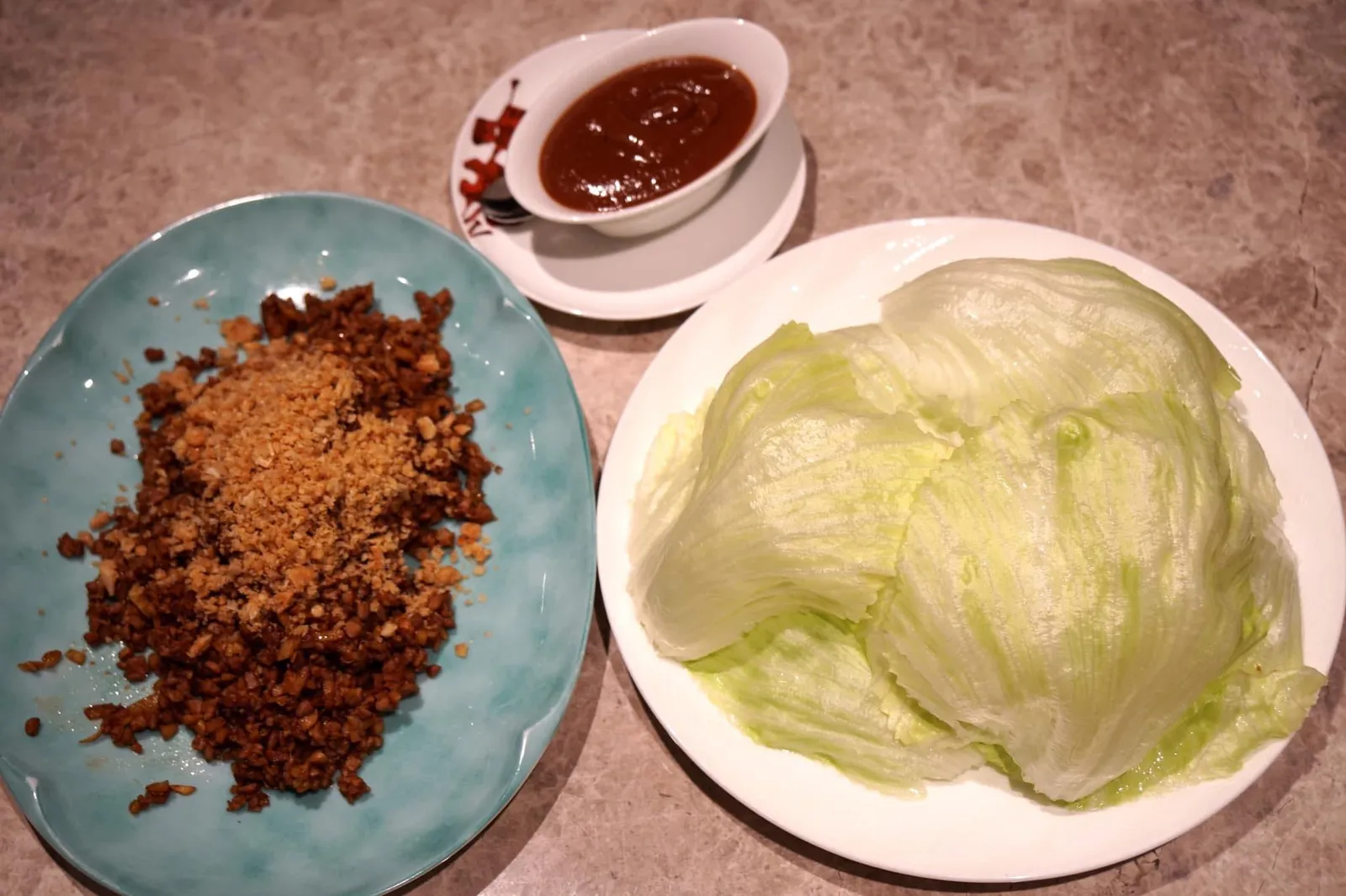 二食 欖仁鴨崧生菜包一隻 Second Course Minced duck and olive seed lettuce wrap ส่วนคอร์สที่สองของเป็ดปักกิ่งปกติแล้วร้านทั่วไปมักทำออกมาได้ต่ำกว่ามาตรฐาน เพราะเนื้อเป็ดมักสุกเกินไปจากการใช้ความร้อนสูง แต่ที่ Ying Jee Club เนื้อเป็ดที่นี่ถูกนำไปทำเป็นเมี่ยงโดยการสับจนละเอียดทานกับผักกาดหอมที่ถูกตัดแต่งมาเป็นอย่างดี (15/20)
