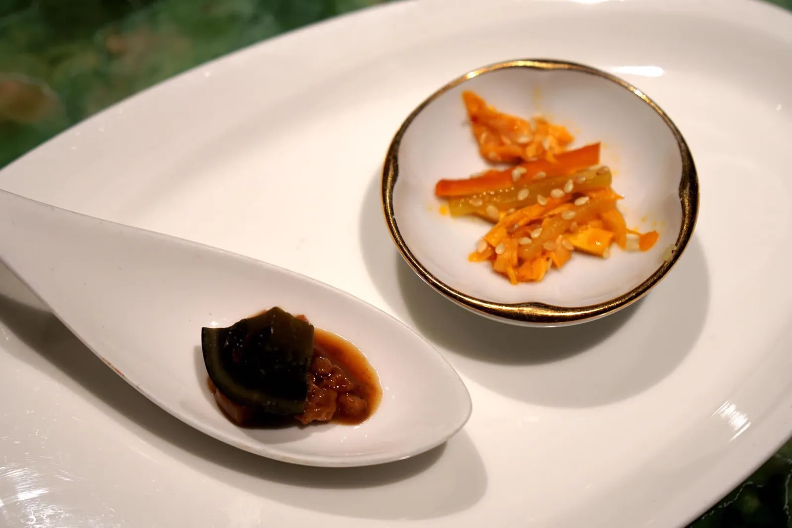 Amuse-bouche Shredded chicken in sesame sauce Century egg with black truffle and minced pork สำหรับอมูสบูชที่ทางร้านเสิร์ฟมาให้มีสองอย่างคือไก่ฉีกทานกับซอสงา แม้ว่าไก่ฉีกจะทำออกมาสุกกำลังดีเเต่รสชาติยังไม่เด่นเท่าที่ควร (13/20) ถัดมาคือไข่เยี่ยวม้าทานกับหมูสับเเละเห็ดทรัฟเฟิล ไข่เยี่ยวม้ารสชาติใช้ได้ แถมยังสัมผัสได้ถึงกลิ่นทรัฟเฟิลอ่อนๆ แปลกแต่อร่อยใช้ได้ (14/20)