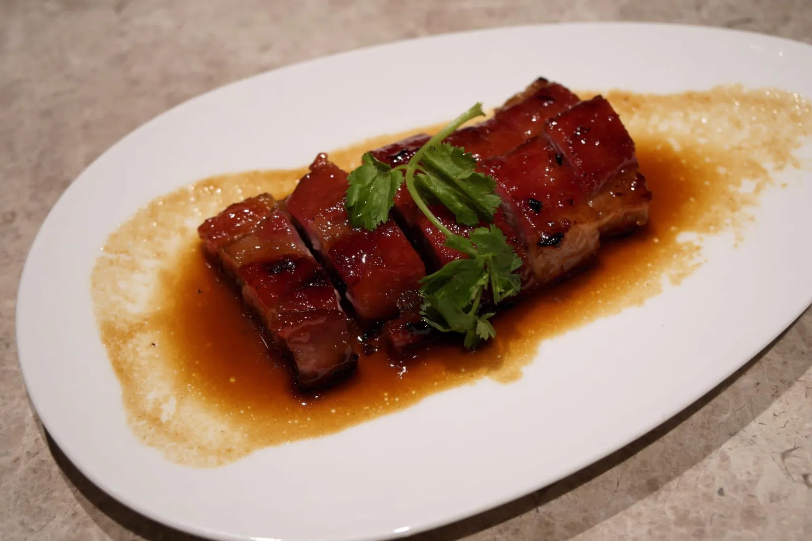 蜜汁極上豚肉叉燒 (Half 140 HKD) Honey glazed barbecued pork หมูแดงเนื้อนุ่ม สุกกำลังดี รสเลิศตามมาตรฐานห้องอาหารสองดาวมิชลิน น้ำซอสที่ราดมารสหวานกลมกล่อม นอกจากนี้ลูกค้าสามารถเลือกสั่งปริมาณครึ่งจานจากขนาดปกติในราคา 140 HKD อีกด้วย (16/20)