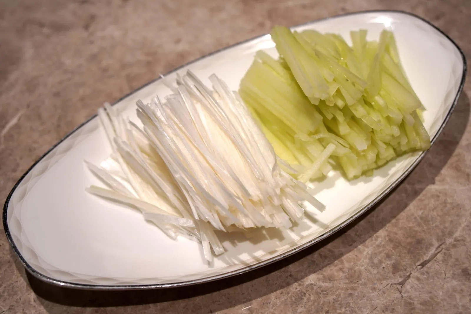 北京片皮鴨 (一天前預訂) (Whole 700 HKD) Peking duck (Pre order one day required) ต้นหอมและแตงกวาถูกเเล่มาก่อนหน้าเป็นเส้นเรียวเล็กขนาดเท่ากันเพื่อลดการเคี้ยวเวลาทานและไม่ให้เนื้อสัมผัสมาบดบังหนังเป็ดซึ่งเป็นพระเอกของจาน (17/20)