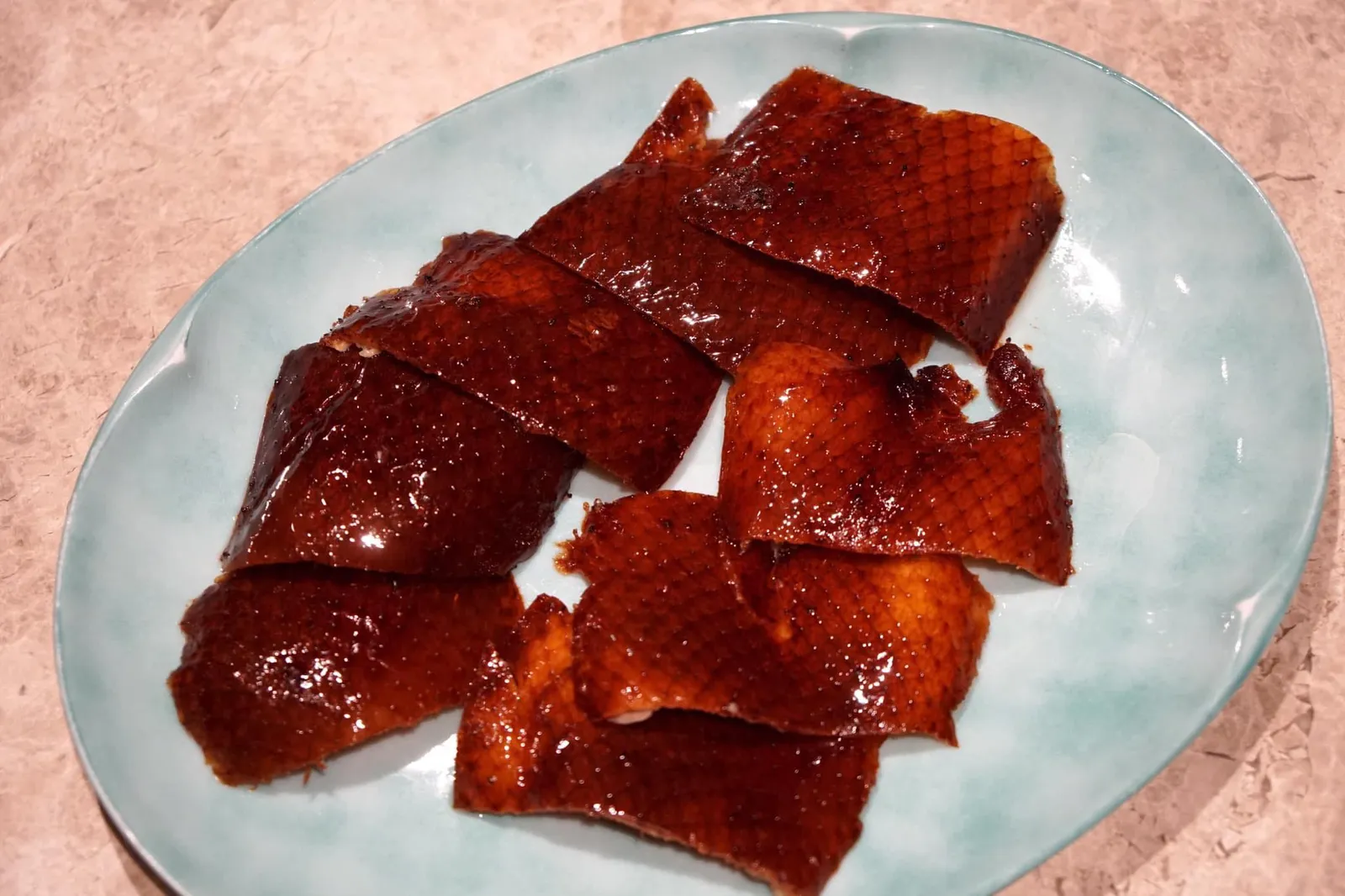 北京片皮鴨 (一天前預訂) (Whole 700 HKD) Peking duck (Pre order one day required) เมื่อแล่เสร็จพนักงานจะใส่จานมาให้โดยหนึ่งตัวจะได้หนังปริมาณนี้สองจาน (17/20)