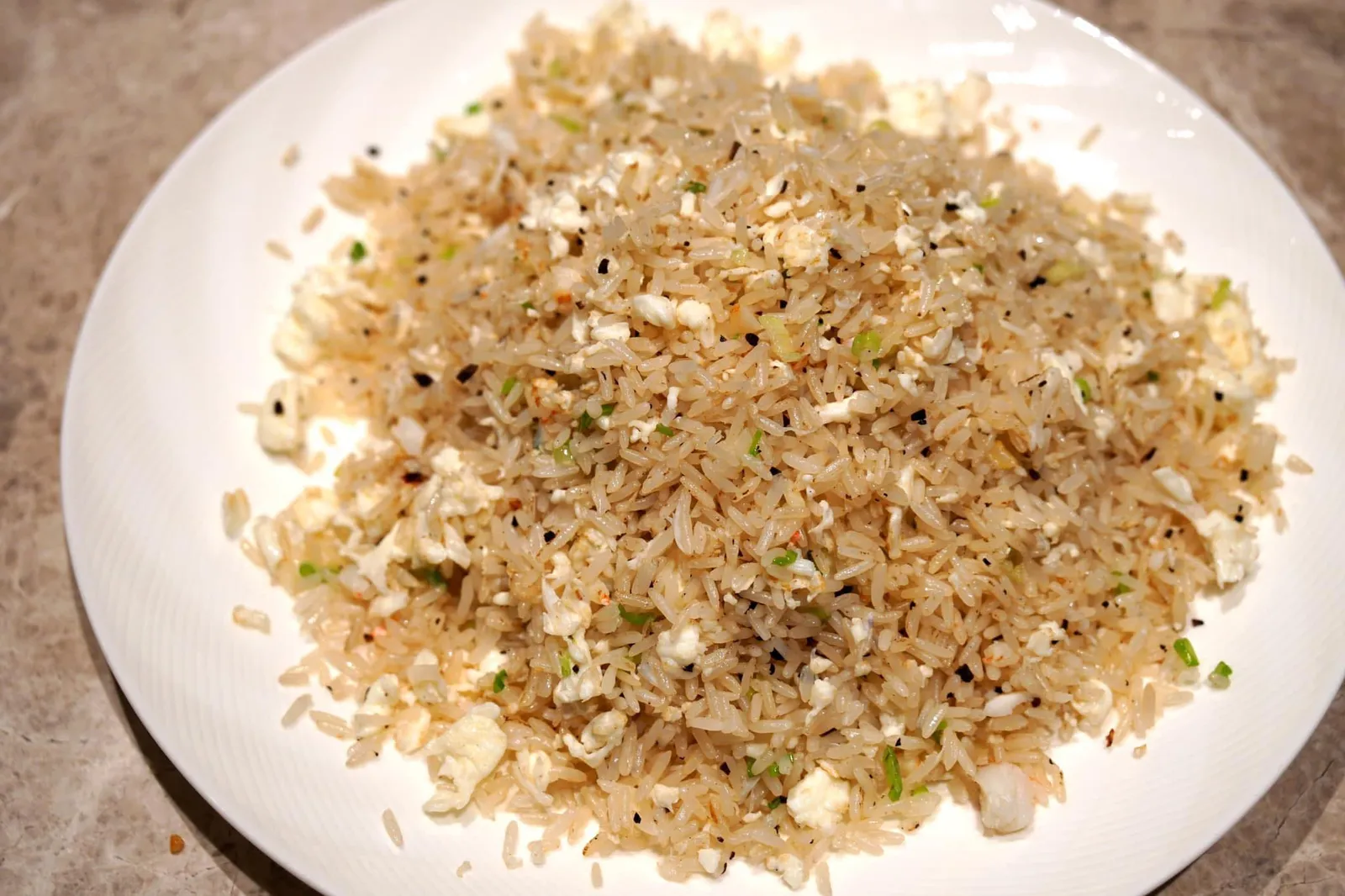鮮蟹肉松露蛋甴炒飯 (280 HKD) Fried rice with egg white, fresh crab meat and black truffle ข้าวผัดทรัฟเฟิลผัดออกมาได้ร่วน สุกพอดี ไม่อมน้ำมัน มีกลิ่นทรัฟเฟิลอยู่บ้างเเต่ยังน้อยไปสักน้อย เนื้อกุ้งและเนื้อปูสุกกำลังดี เด้ง นุ่ม มีกลิ่นหอมใช้ได้ (14/20)