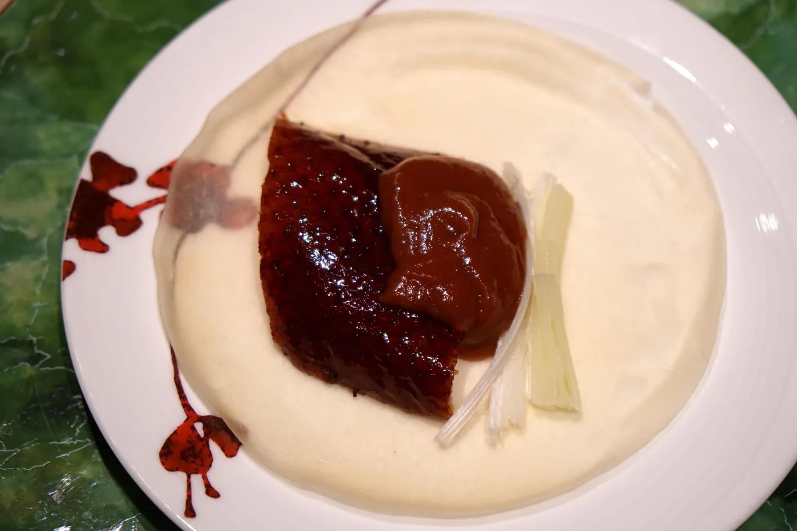 北京片皮鴨 (一天前預訂) (Whole 700 HKD) Peking duck (Pre order one day required) แป้งที่เสิร์ฟมาแผ่นบาง เรียบเนียน สุกพอดี ไม่มีส่วนที่แข็งหรือสุกเกินไป (17/20)