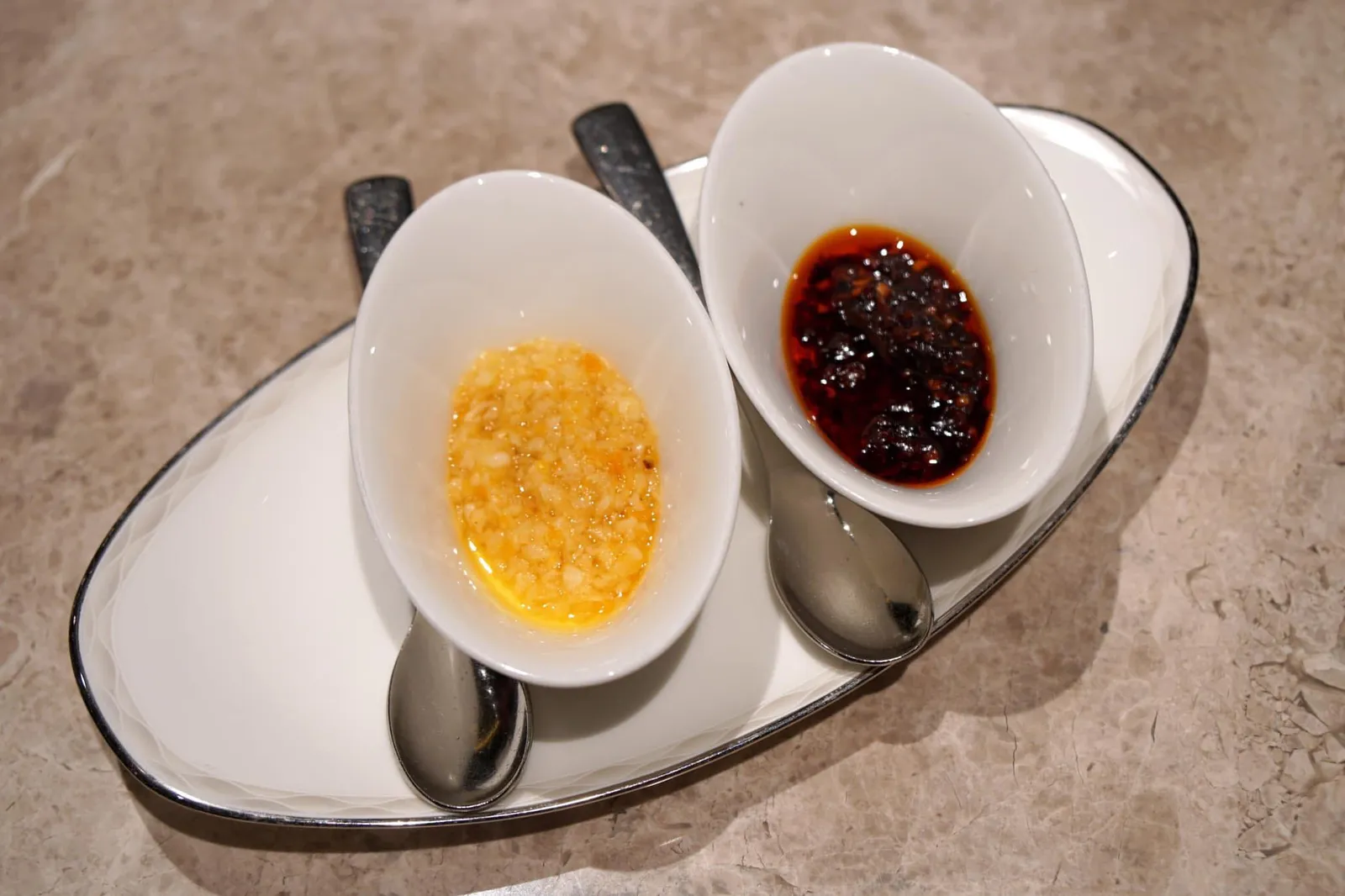 Signature sauce ซอสสูตรพิเศษของทางร้านน้ำพริกเผาและซอสพริกกระเทียมรสเผ็ด