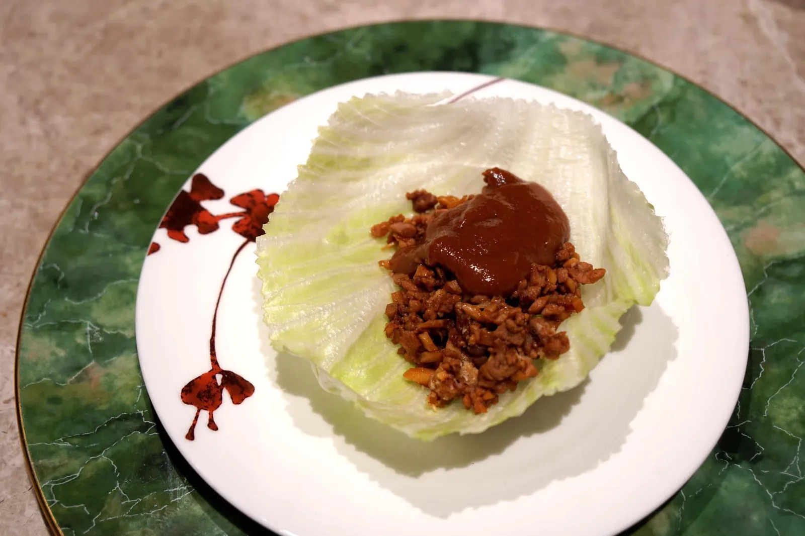 二食 欖仁鴨崧生菜包一隻 Second Course Minced duck and olive seed lettuce wrap ผักสดมากๆ กัดดังกร๊อบเนื้อเป็ดสุกกำลังดีชนิดที่ว่าไม่บอกไม่รู้ว่าเป็นเนื้อที่ได้จากเป็ดปักกิ่ง ทานกับน้ำซอสรสเด็ดเช่นเดิม อร่อยสุดๆ (15/20)