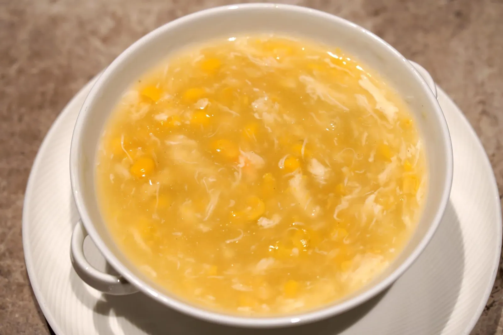 鮮蟹肉粟米羹 (170 HKD) Sweet corn broth with fresh crab meat ซุปข้าวโพดรสเด็ด เสิร์ฟมาร้อนๆ มีกลิ่นหอมข้าวโพดเข้ากันกับเนื้อปูที่ใส่มา อาจดูเป็นจานที่ไม่ซับซ้อนเเต่ขอบอกเลยว่า เเค่จานนี้จานเดียวก็ไม่มีร้านใดในกรุงเทพฯเทียบชั้นได้ใกล้เคียงเลยสักนิด (16/20)