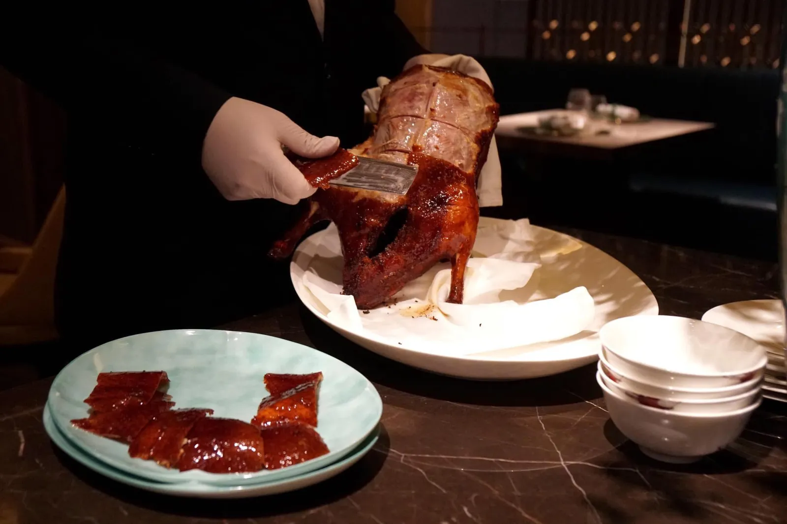 北京片皮鴨 (一天前預訂) (Whole 700 HKD) Peking duck (Pre order one day required) พนักงานจะมาเเล่ให้ต่อหน้าเรา เพียงการแล่เป็ดก็บอกได้ถึงความชำนาญของพนักงานสังเกตการเเล่หนังเป็ดทุกชิ้นอย่างรวดเร็วเพียงครั้งเดียวเท่านั้นโดยเป็นการแล่แบบไม่ติดหนังและไม่มีการแล่ซ่อมหรือหยิบหนังที่เเล่เสร็จไปแล้วมาแล่ไขมันส่วนเกินซ้ำสอง (17/20)