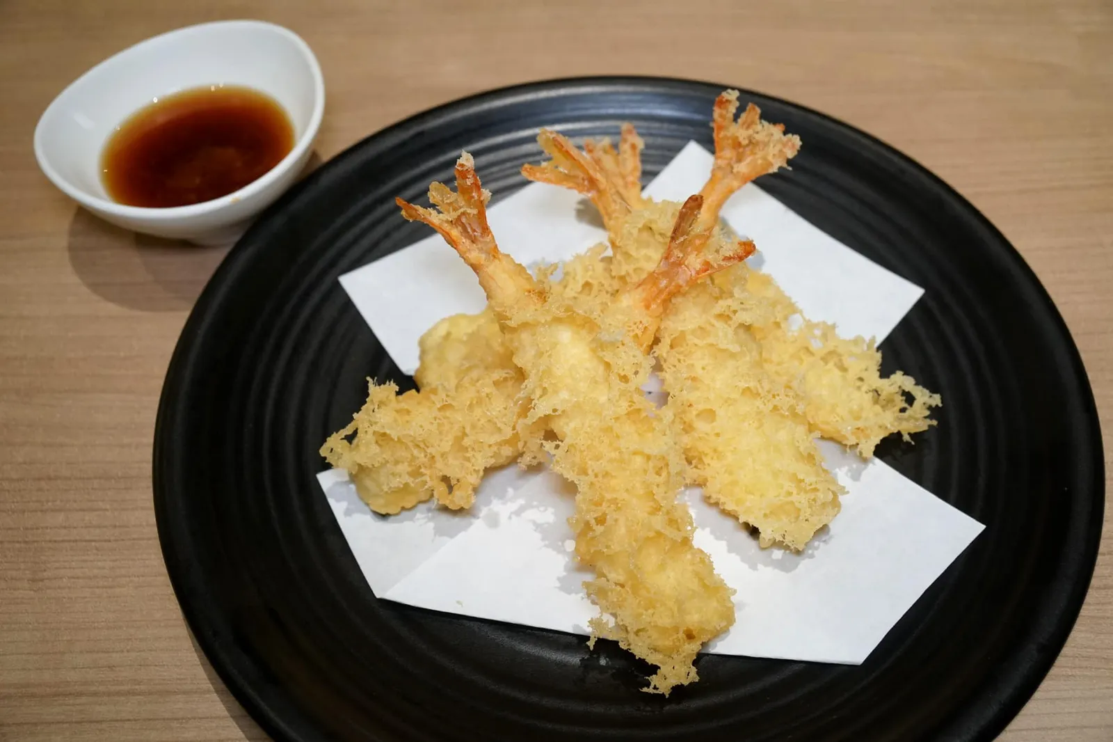 Ebi Tempura (500++) กุ้งทอดเทมปุระ หนึ่งในจานที่ดีที่สุดในวันนี้กลับเป็นเมนูง่ายๆอย่างกุ้งเทมปุระ ทางร้านให้กุ้งมา 5 ตัว ทางร้านพักกุ้งมาดีมากทำให้แป้งกรอบ ไม่อมน้ำมัน ขนาดว่าแผ่นกระดาษที่รองเอาไว้ด้านล่างไม่มีเศษน้ำมันติดอยู่เลย น้ำจิ้มก็รสชาติดี ไม่หวานหรือไม่เค็มจนเกินไป (13/20)
