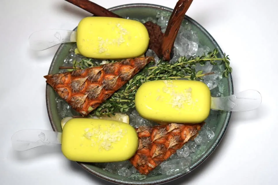 Magnum Sorbet Pineapple, Lemon & Thyme ล้างปากด้วยไอศกรีมแท่งที่ได้รับแรงบันดาลใจมาจาก Magnum โดยเชฟนำเสนอมาเป็นรสชาติของสับปะรดนำไปเคลือบรอบ ๆ ด้วยไวท์ช็อกโกแลต นอกจากนี้ยังมีอโรมาหอม ๆ ของเลมอนและใบไทม์ และความกรอบเคี้ยวสนุกจากเป๊าะแป๊ะอีกด้วย (15/20)