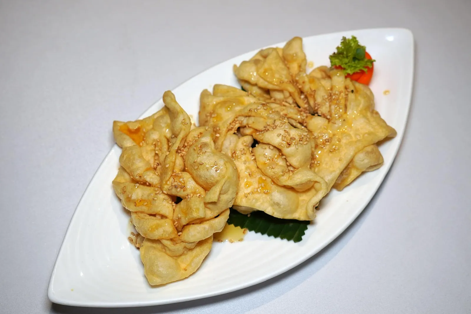 蜜餞脆麻花 (60 HKD+) Honey glazed crispy hemp flowers ของหวานสุดคลาสสิคมีลักษณะเคี้ยวกรอบ เบา ไม่แน่นท้อง ราดด้วยน้ำผึ้งเพิ่มเติมความหวานที่พอเหมาะ (15/20)