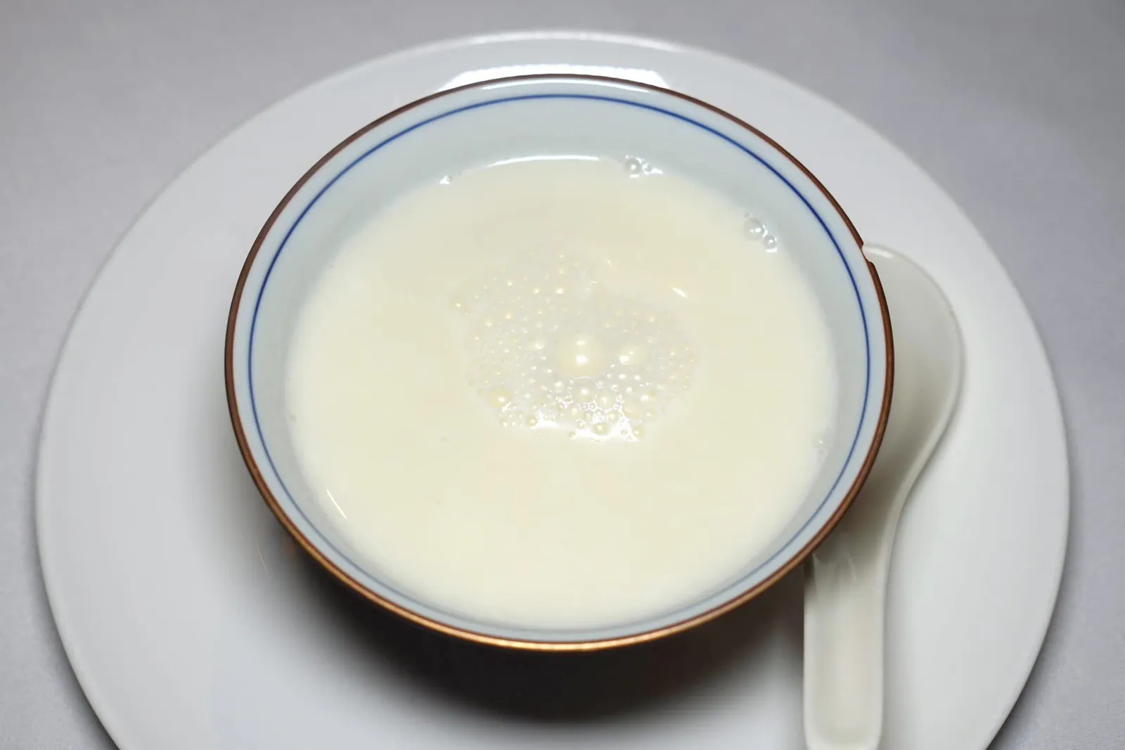 生磨蛋白杏仁露 (56 HKD+) Sweetened almond crème with egg white พนักงานเริ่มต้นด้วยการต้มซุปจนร้อน จากนั้นเทไข่ขาวลงไปแล้วรอให้ไข่ขาวสุก ตัวซุปมีกลิ่นหอมเฉพาะตัวเข้ากันกับกลิ่นของไข่ มีรสหวานเล็กน้อย ไข่ขาวถูกคนจนทั่วทำให้มีเนื้อสัมผัสนุ่มและไม่จับตัวเป็นชิ้นใหญ่ (16/20)