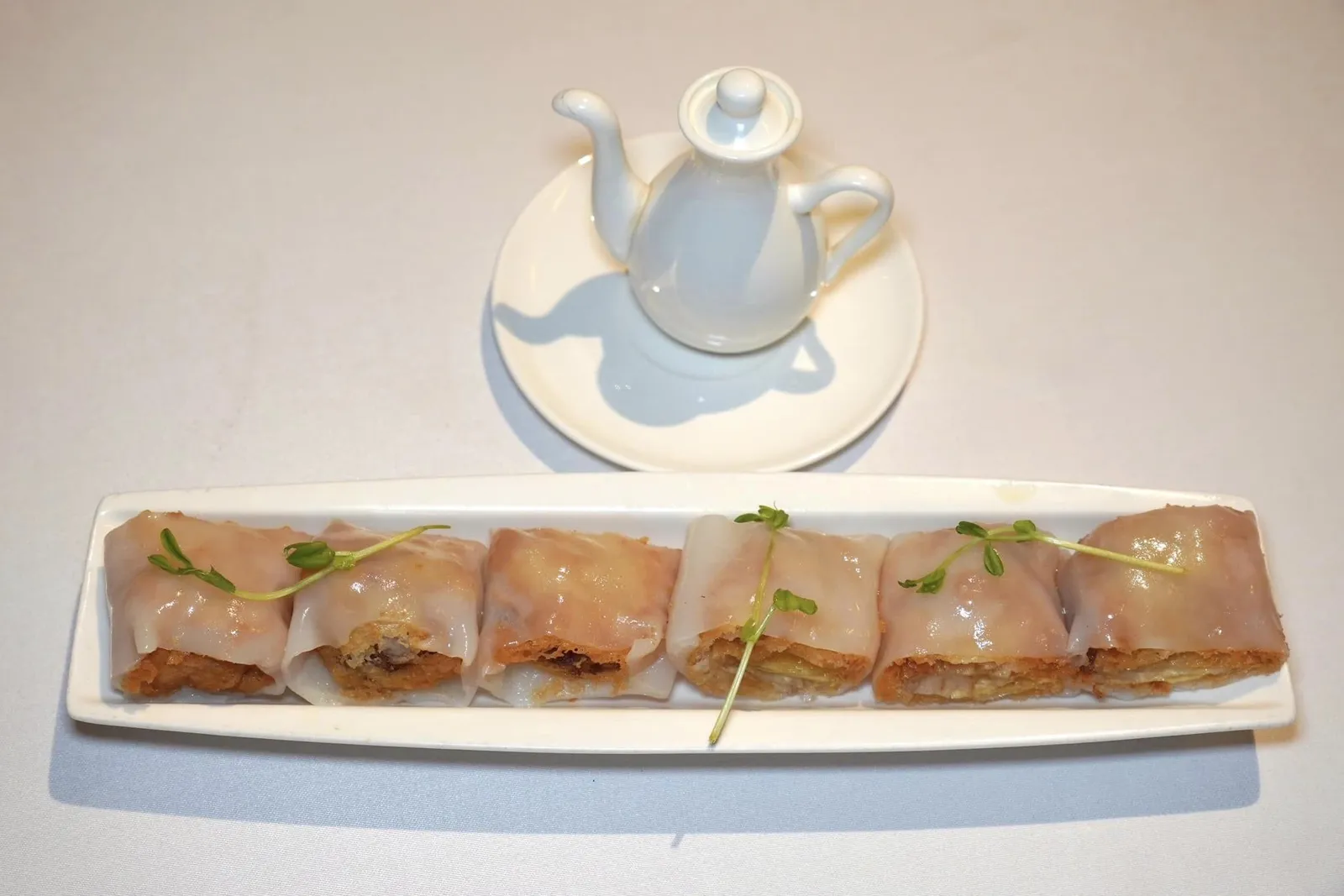 金包銀絲腸粉 (98 HKD+) Steamed rice flour rolls with shredded turnip and Yunnan ham ก๋วยเตี๋ยวหลอดจานถัดมาเป็นแบบนึ่งตรงกลางสอดไส้แฮมยูนนานและเทอร์นิปฉีก อย่างไรก็ตามรสชาติที่ได้ยังไม่ซับซ้อนเท่ากับจานแรก (15/20)