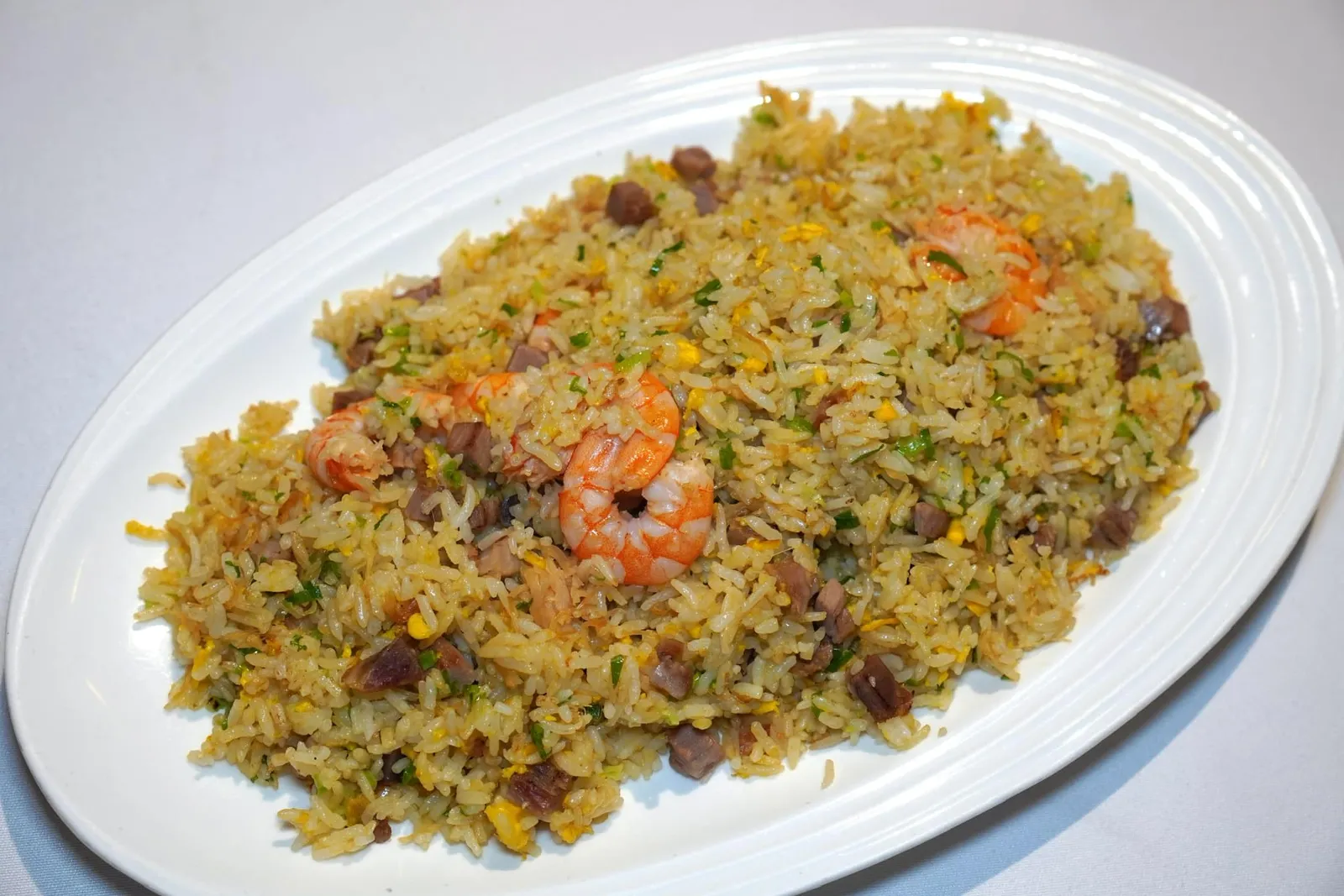 瑤柱鮮圍蝦叉燒炒飯 (288 HKD+) Fried rice with conpoy, shrimps, and barbecued pork ถัดมาคือเมนูคลาสสิคอย่างข้าวผัดที่มีความร่วนใช้ได้ มีกลิ่นหอมกระทะกับกลิ่นหอมของไข่ ส่วนโปรตีนหลักประกอบไปด้วยเนื้อกุ้ง หมูแดง กังป๋วยนั่นเอง (15/20)