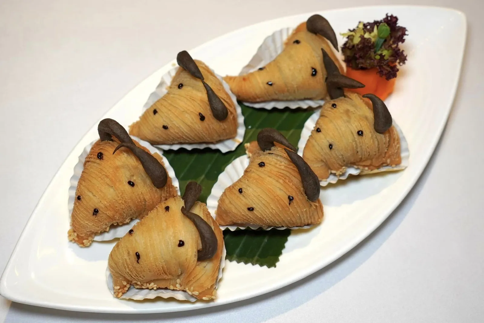 黑椒安格斯牛 千絲酥 (78 HKD+) U.S. Angus beef puff with black pepper and onion (2 pcs) แป้งพัฟบางกรอบ ตรงกลางบรรจุเนื้อวัวแบล็คแองกัสสับจนเกือบละเอียดแล้วผัดกับหัวหอมและพริกไทยดำต่อจนอร่อยไม่เหมือนใคร (17/20)