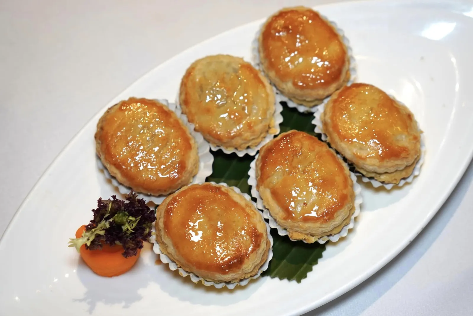 特色鮑魚酥 (兩隻) (88 HKD+) Baked abalone puff (2 pcs) เริ่มต้นด้วยเมนู Dim Sum ของเด็ดอย่างพัฟเป่าฮื้อแป้งกรอบพอเหมาะ เคี้ยวง่าย ด้านในเป็นเนื้อหอยเป่าฮื้อหั่นเป็นชิ้น ๆ นุ่มหนึบเคี้ยวง่าย ทั้งยังผ่านการปรุงรสมาอย่างดี อย่าลืมรีบชิมตั้งแต่ยังร้อน ๆ เพื่อรสชาติที่ดีที่สุด (16/20)