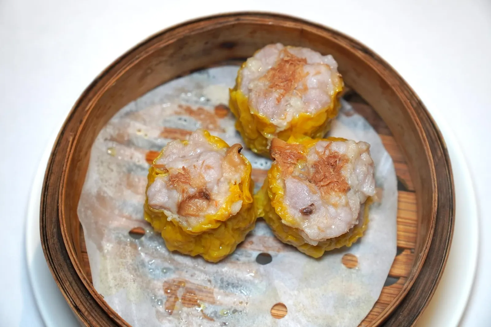 雲腿茸燒賣阜 (88 HKD+) Steamed pork dumpling topped with minced Yunnan ham (4 pcs) ขนมจีบหมูที่พับจับจีบมาสวยงามท็อปด้านบนด้วยแฮมยูนนาน รสชาติถือว่าอยู่ในเกณฑ์มาตรฐานห้องอาหารจีนกวางตุ้งชั้นดีและไม่หวือหวานักสำหรับห้องอาหารระดับนี้ (15/20)