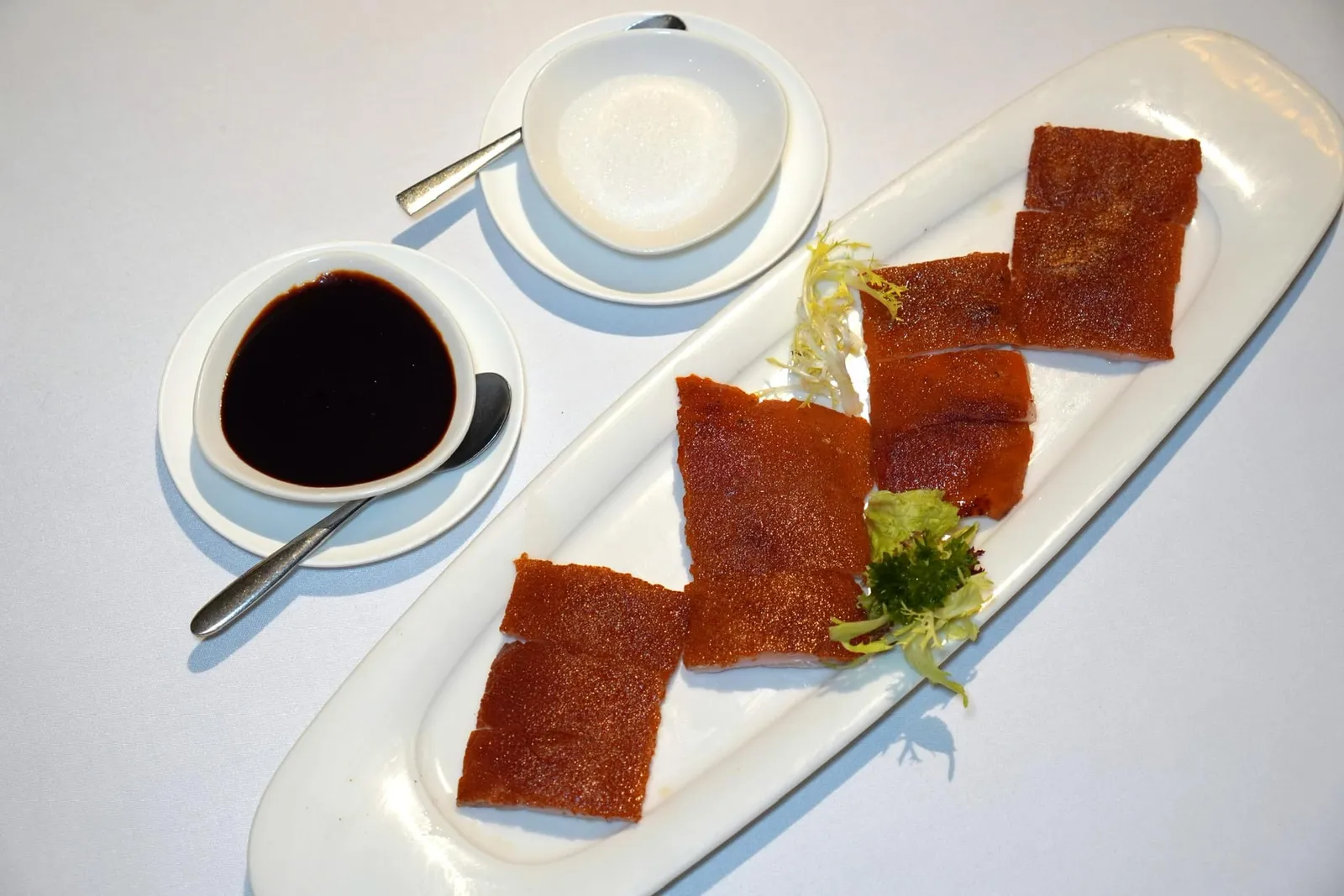 即燒乳豬件 (四份一隻) (460 HKD+) Roast suckling pig (1/4 portion) ห้ามพลาดสุดยอดเมนูขึ้นชื่ออย่างหมูหันนำเสนอมาให้เลือกสองรูปแบบ เริ่มต้นจากแบบคลาสสิคที่เราได้ชิมในวันนี้เป็นหมูเนื้อนุ่ม หนังบางกรอบจับคู่กับซอสรสเบอศแบะน้ำตาลสำหรับโรยเพิ่มความหวานได้อีกเล็กน้อย นอกจากนี้ยังมีอีกแบบคือหมูหันเสิร์ฟมากับเนื้อกุ้งสับที่เราเคยลองสั่งมาชิมเมื่อ 2 ปีก่อนก็รับรองว่าอร่อยไม่แพ้กัน (17/20)