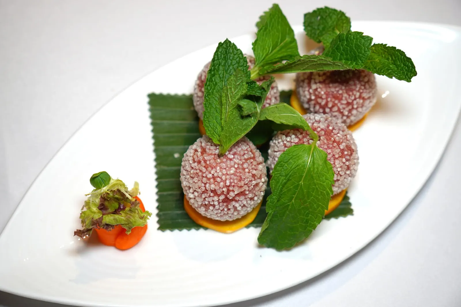 紫薯荔枝脆球 (兩件) (68 HKD+) Deep-fried lychee and mashed sweet potato ball (2 pcs) ของหวานจานแรกคือขนมทรงกลมกรอบ ๆ เตรียมขึ้นมาจากมันหวาน ตรงกลางคือเนื้อลิ้นจี่หอมหวาน (15/20)
