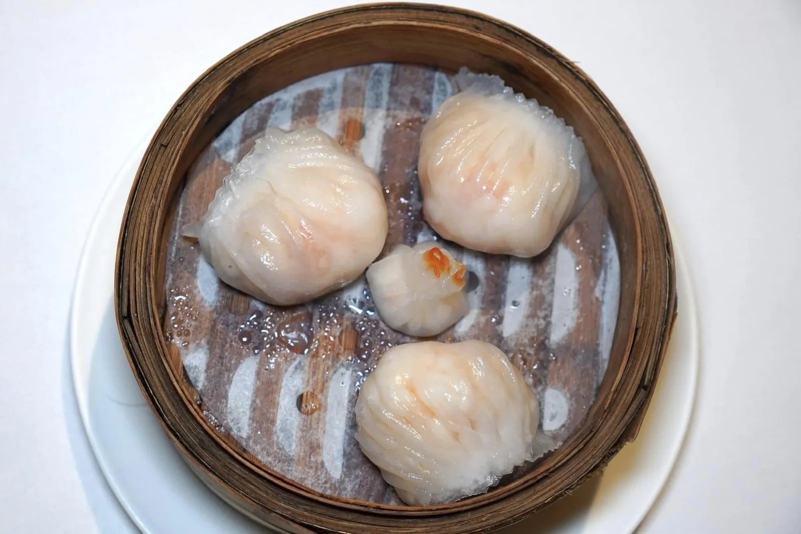 同樂鮮蝦餃皇 (96 HKD+) Steamed shrimp dumpling (4 pcs) ฮะเก๋ากุ้งชิ้นโตอวบอ้วน ด้านในบรรจุเนื้อกุ้งมาแบบแน่น ๆ ให้รสหวานจากธรรมชาติ เชฟพับจีบฮะเก๋ามาได้สวยงาม ตรงกลางยังมีฮะเก๋าจิ๋วแถมเพิ่มเติมมาให้อีกด้วย (17/20)