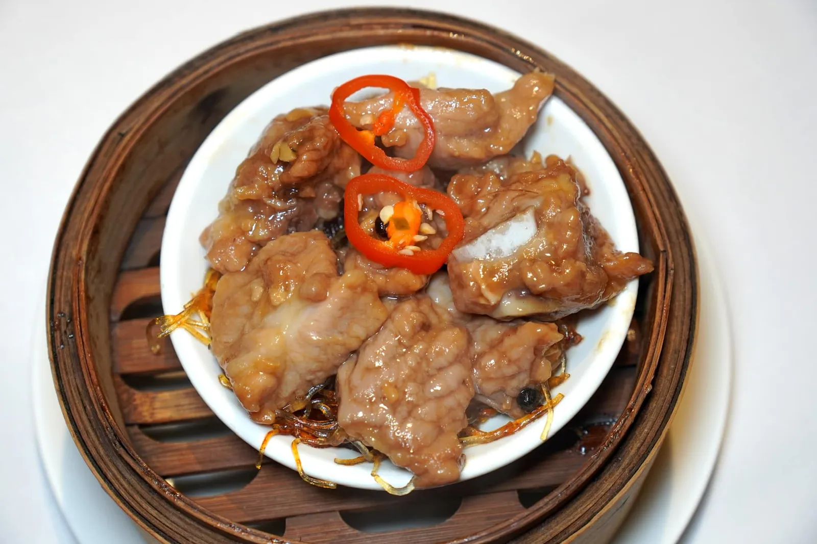 豉汁排骨蒸津絲 (88 HKD+) Steamed pork sparerib with vermicelli หนึ่งในจานที่เตรียมออกมาได้ดีเกินคาดคือซี่โครงหมูที่นึ่งจนนุ่มในระดับไร้ที่ติ มีกลิ่นหอม ด้านล่างคือวุ้นเส้นนุ่มหนึบเคี้ยวง่าย อร่อยจนเราขอปักหมุดว่าห้ามพลาด (17/20)