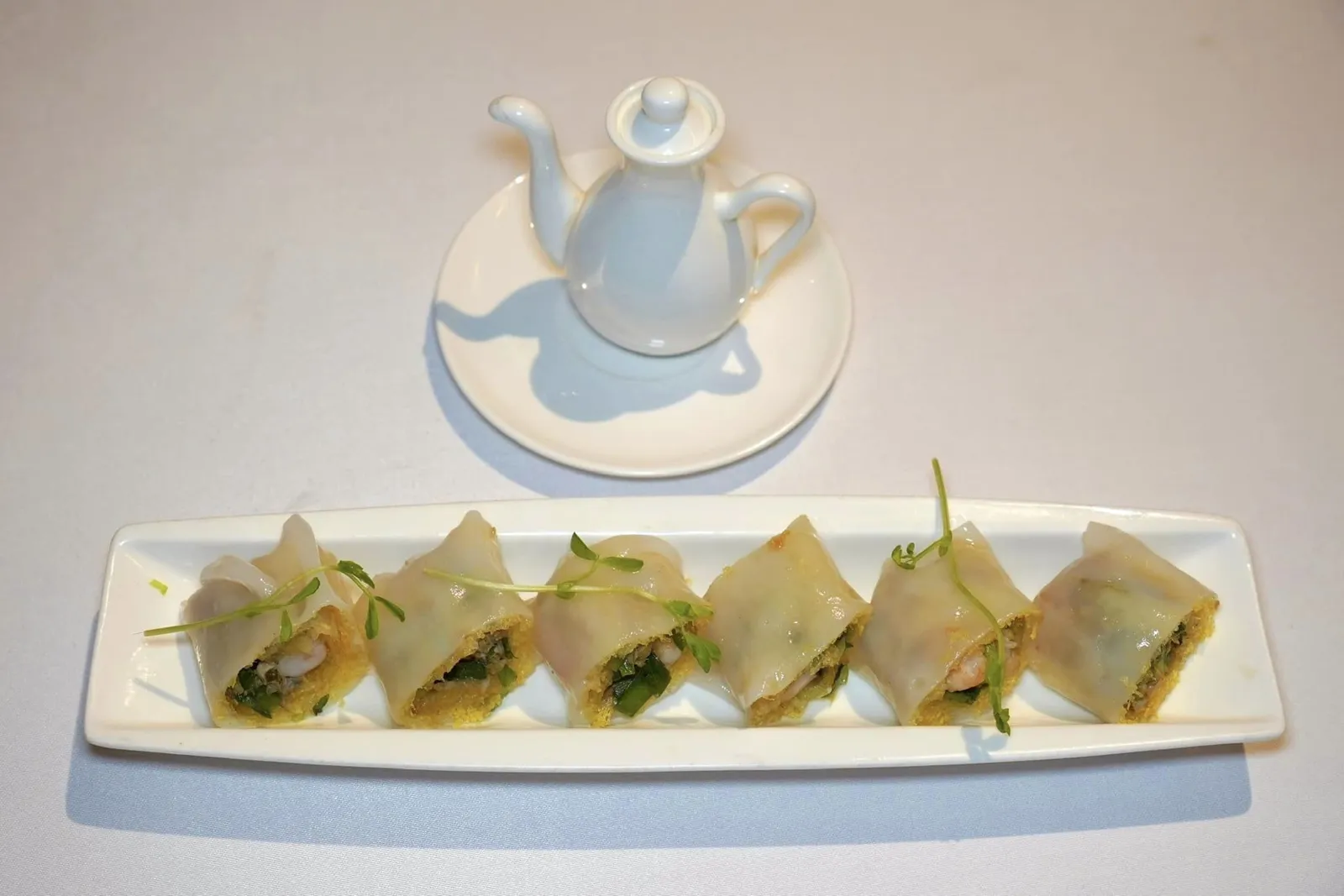 蠔仔鮮蝦韭菜黃金腸粉 (118 HKD+) Pan-fried Rice Flour Roll with Chinese Leek, Oyster, shrimp, and Egg เราขอแนะนำเมนูก๋วยเตี๋ยวหลอดที่ผ่านการจี่บนกระทะจนกรอบ ด้านในประกอบไปด้วยต้นหอมจีน หอยนางรม กุ้ง และไข่ เมื่อผสมผสานกับซีอิ๊วรสเลิศพบว่าให้กลิ่นและรสชาติอันซับซ้อนไม่เหมือนใคร (17/20)