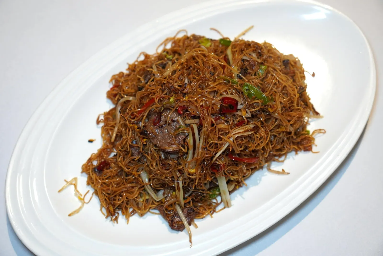 新同樂XO醬乾炒安格期牛肉生麵 (298 HKD+) Wok fried noodle with sliced Angus beef in homemade XO chili sauce เราขอแนะนำเส้นหมี่ผัดมาแบบแห้ง ๆ แต่ไม่กระด้าง ทุกเส้นมีกลิ่นกระทะหรือ Wok Hei ชัดเจน ความหอมของซอส XO สูตรพิเศษของทางร้านผสมผสานเข้ากันกับกลิ่นของเนื้อวัวแองกัสและรสชาติเผ็ดอันกลมกล่อมได้อย่างไร้ที่ติ (17/20)