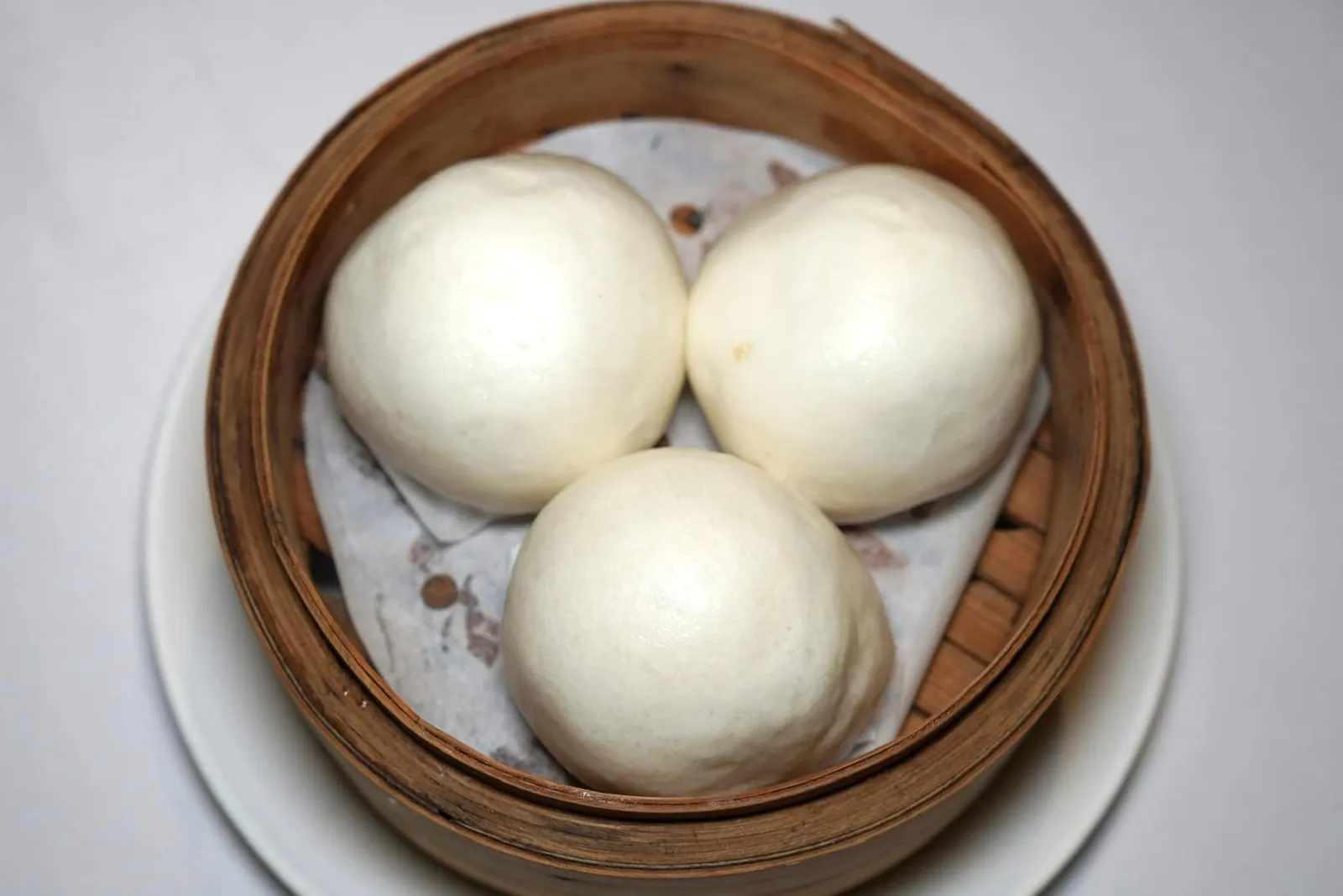 蛋黃麻蓉包 (三件) (60 HKD+) Sweet sesame and salty egg yolk bun (3 pcs) ซาลาเปาร้อน ๆ ด้านในสอดไส้งาหวานและไข่เค็มรสชาติมาตรฐาน (14/20)