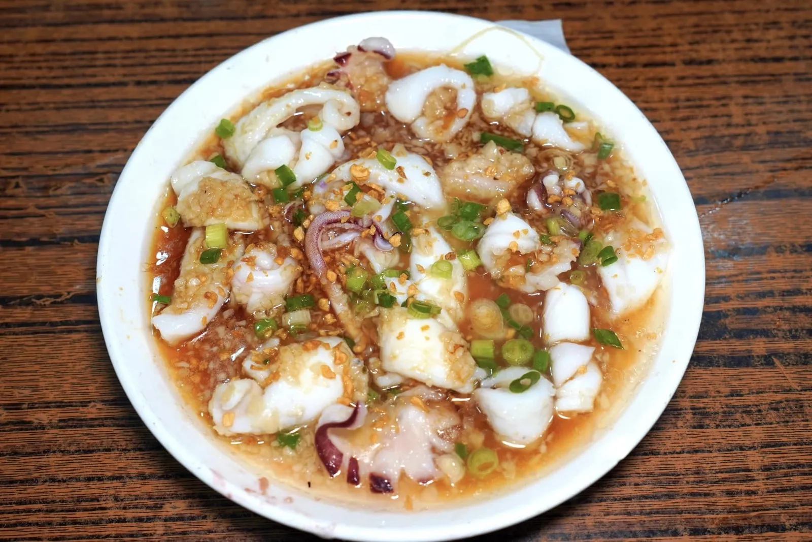 蒜茸蒸鮮鯇 (108 HKD) Squid with Garlic หมึกที่ผัดกับกระเทียมมาแบบล้น ชิ้นหมึกนุ่มหนึบ ด้านบนโรยด้วยกระเทียมเจียวกรอบและต้นหอม (13/20)