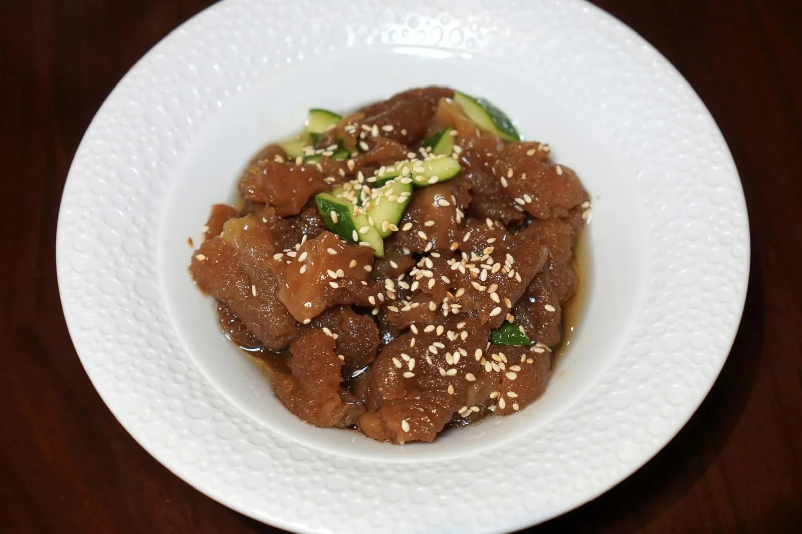 陳醋蜇頭 (460 TWD+) Jellyfish and Cucumber in Mature Vinegar อีกหนึ่งเมนูเด็ดห้ามพลาดคือแมงกะพรุนที่ผ่านการคัดสรรมาอย่างดีให้ความกรอบเด้งชนิดที่หาใครเทียบเคียงได้ยาก เชฟเสิร์ฟมากับแตงกวาเพื่อเพิ่มมิติทางเนื้อสัมผัสเติมแต่งด้วยรสชาติของน้ำส้มสายชูหมักชั้นดี (17/20)