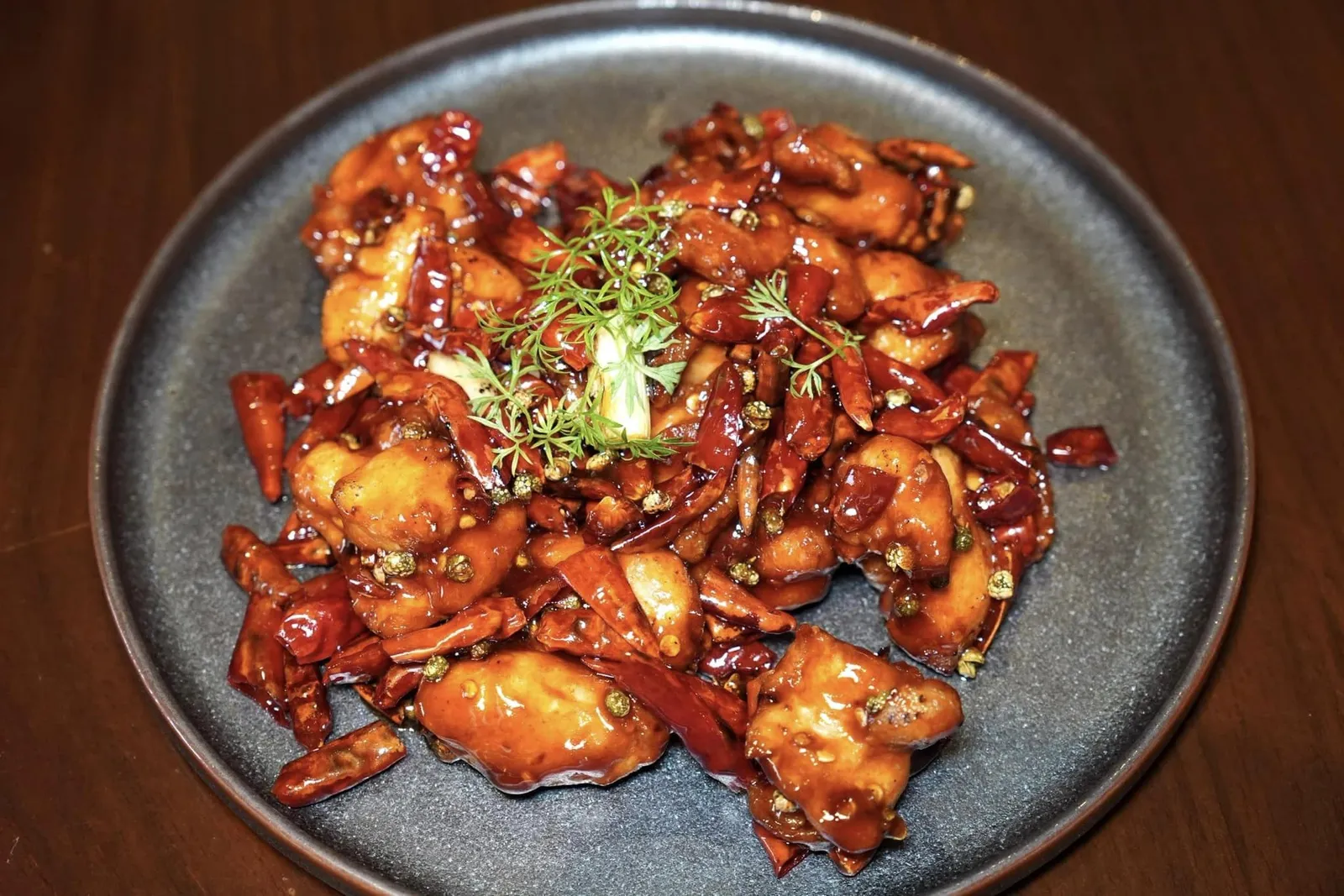宮保嫩雞丁 (680 TWD+) Kung Pao Chicken ไก่กังเปา เป็นเมนูยอดนิยมจากมณฑลเสฉวนในประเทศจีนโดยไก่จะถูกหั่นเป็นชิ้น ๆ ไร้กระดูกผัดกับพริกแห้งและพริกไทยเสฉวนในความร้อนสูงจนได้น้ำซอสที่เข้มข้นเคลือบชิ้นไก่ได้ให้รสชาติจัดจ้านเผ็ดชาลิ้นเสริมด้วยความเปรี้ยวที่พอเหมาะลงตัว (15/20)