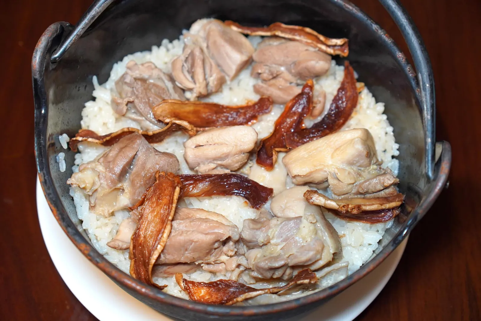酒香麻油雞煨飯 / 適用4位 (1,280 TWD+) Black Sesame Oil Chicken with Steamed Rice / Serves 4 Persons ห้ามพลาดเมนูที่อร่อยเลิศที่ผสมผสานวัตถุดิบญี่ปุ่นและเทคนิคชั้นสูงของอาหารจีนออกมาได้อย่างไร้ที่ติ เชฟนำขิงแก่ไปผัดกับน้ำมันงาเพื่อให้ได้รสชาติเผ็ดเล็กน้อย จากนั้นนำไก่ลงไปย่างในน้ำมันพร้อมกับใส่ Rice Wine ลงไปด้วย รอจนแอลกอฮอล์ระเหยออกจนหมดจึงเทข้าวญี่ปุ่น Koshihikari ลงไปผัดก่อนจะนำไปหุงต่อจนได้ที่ให้เนื้อสัมผัสนุ่มและหนึบตัดกันกับความกรอบของเนื้อไก่เสริมด้วยความหอมของน้ำมันงาสมกับเป็น Signature Dish ประจำร้านเลยจริง ๆ (17/20)