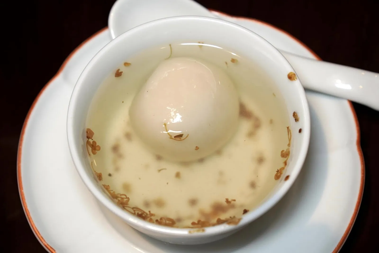 桂花芝麻湯圓/每位 (250 TWD+) Sesame Tangyuan in Osmanthus Soup / Per Person บัวลอยแป้งบางนุ่ม เคี้ยวแล้วมีความหนึบที่พอเหมาะ ตรงกลางบรรจุงาดำเนื้อละเอียดเสิร์ฟมาในน้ำหอมหมื่นลี้หอม ๆ จัดเป็นของหวานที่อร่อยและเข้าถึงได้ง่ายจากลูกค้าทุกกลุ่ม (15/20)