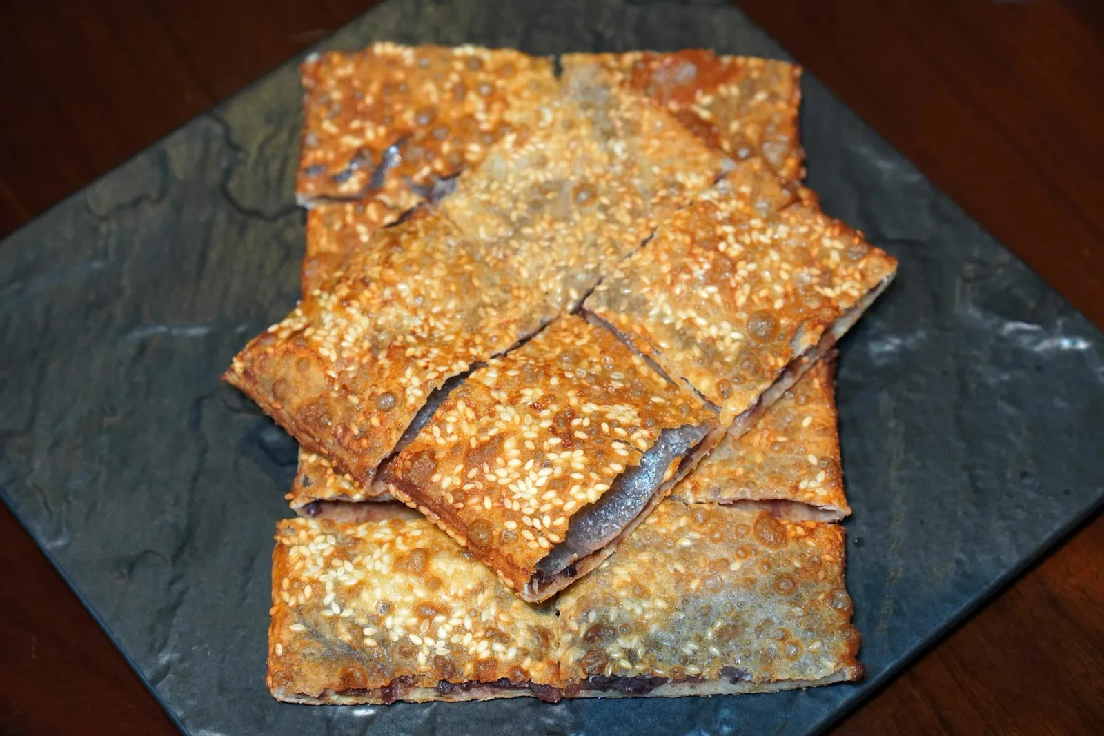 紅豆煎鍋餅 / 12片 (520 TWD+) Sweetened Red Bean Pancakes / 12 Pieces ของหวานจานแรกเป็นขนมวอแป๋งแป้งนุ่ม ๆ ตรงกลางสอดไส้ถั่วแดงหวาน ๆ เนื้อสัมผัสเนียนละเอียดใช้ได้ (14/20)