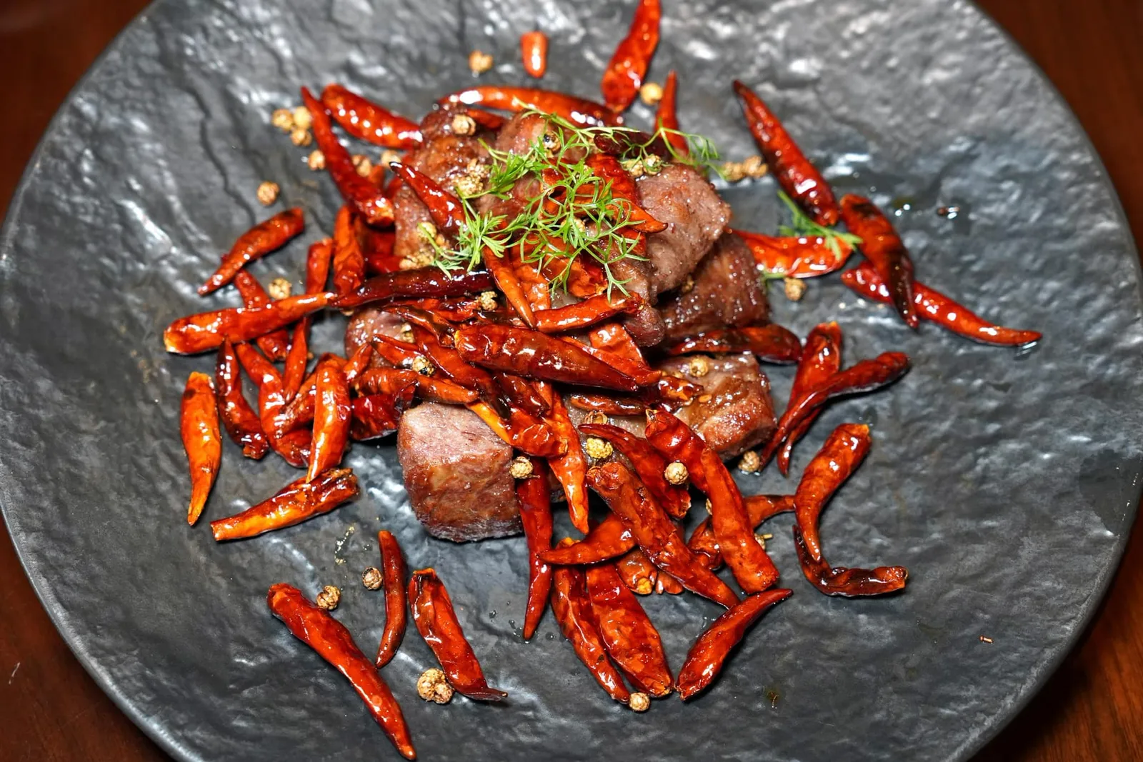 椒麻骰子牛 (1,680 TWD+) Diced Beef with Dried Chili เนื้อวัวผัดกับพริกแห้งเสฉวนและพริกไทยเสฉวนเช่นกัน เนื้อวัวสุกพอดีสังเกตได้จากความฉ่ำของเนื้อนั่นเอง (15/20)