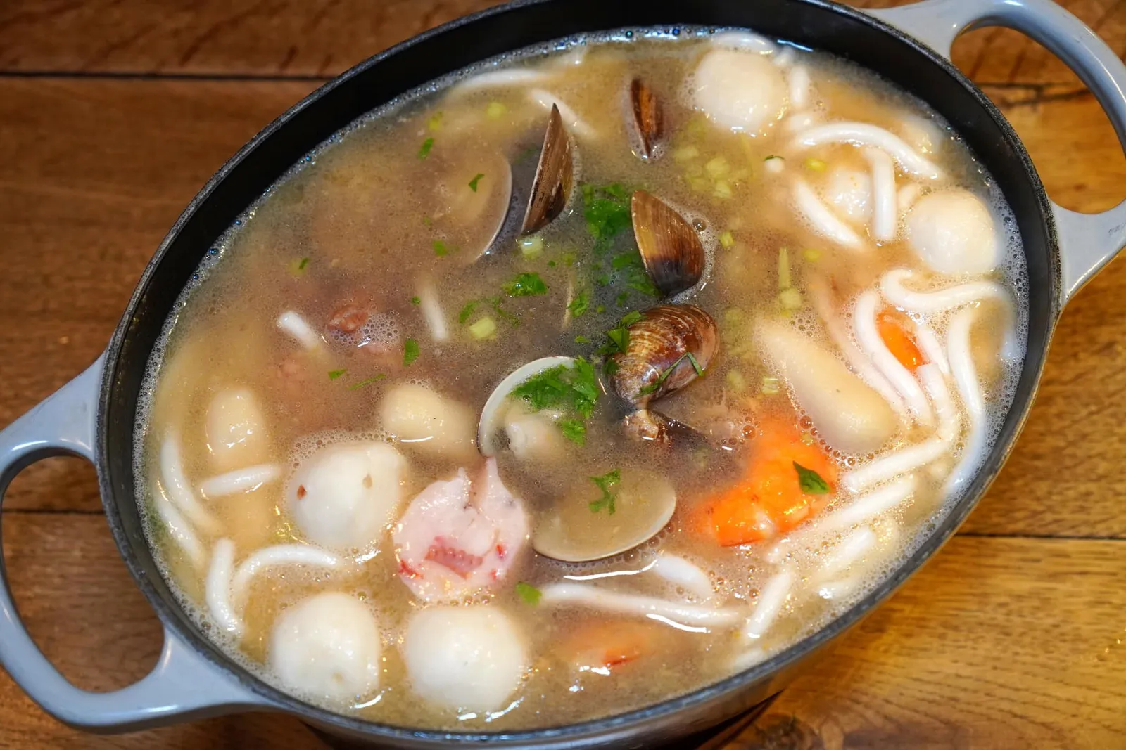 芳芋海鮮銀針粉 (1,080 NTD+) Thick Rice Noodles with Seafood & Taro เมนูซุปหม้อทะเลหม้อใหญ่ที่เพียงพอสำหรับแบ่งชิมได้ 6-8 คน เชฟเลือกใช้เส้นอุด้งนุ่มหนึบเสิร์ฟมาในน้ำซุปร้อน ๆ รสชาติกลมกล่อม ภายในประกอบไปด้วยอาหารทะเลหลากชนิดทั้งหมึก กุ้ง หอย และลูกชิ้น (15/20)