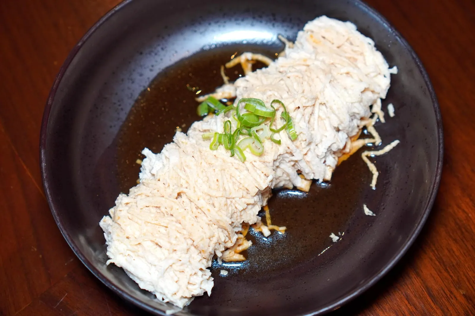 鮮露豆腐絲 (420 TWD+) Shredded Hundred Layered Bean Curd with Chicken Oil and Soy Sauce เริ่มต้นมื้ออาหารด้วยเมนูเรียกน้ำย่อยที่ได้รับการยกย่องอย่างมากจากนักชิมท้องถิ่นอย่างเต้าหู้ที่สับมาเป็นริ้ว ๆ ให้ระดับความบางเท่ากันทั้งหมดจนสามารถสร้างเนื้อสัมผัสที่ซับซ้อนขึ้นในปากจับคู่กับรสชาติอันกลมกล่อมของซีอิ๊วชั้นดีและความหอมของต้นหอมได้อย่างลงตัว เรียกได้ว่าอร่อยสมกับที่ได้รับคำกล่าวขานให้เป็น Tofu Millefeuille เลยจริง ๆ (16/20)