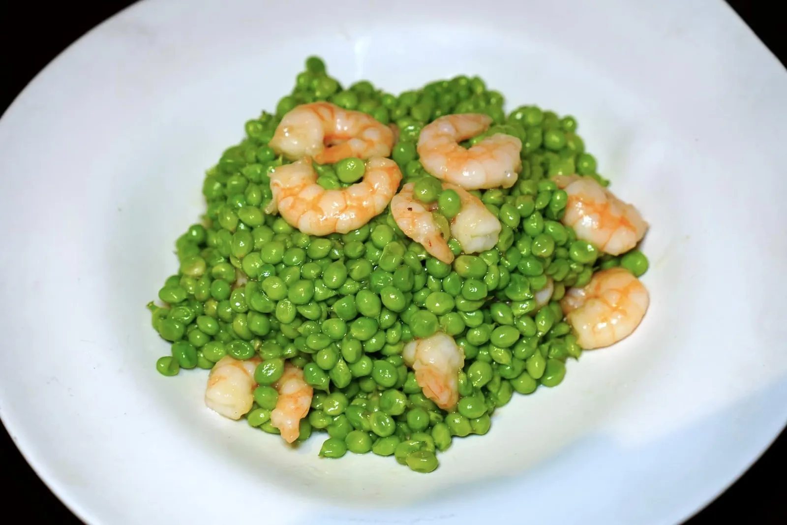 豌豆藍蝦仁 (1,580 TWD+) Stir-fried Shrimp with Peas เมนู Signature Dish เป็นอาหารคลาสสิคของภูมิภาค Jin-Ling เนื้อกุ้งสด ๆ ได้รับการหมักเพียงเบา ๆ ก่อนจะนำไปผัดกับถั่วจนได้ที่ เนื้อกุ้งนุ่มหวานเข้ากันกับความสุกในระดับไร้ที่ติของถั่ว นอกจากนี้เรายังสัมผัสได้ถึงรสชาติและอโรมาของ Shaohsing Wine ที่ผสมผสานอยู่ในจานอีกด้วย (16/20)