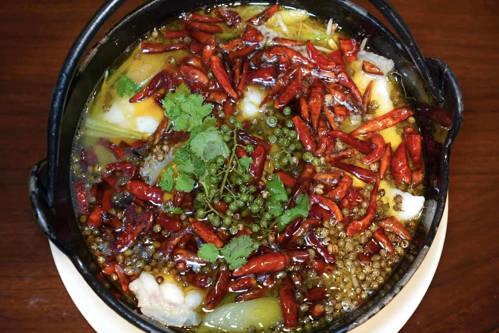 水煮龍膽魚 (1,680 TWD+) Giant Grouper in Spicy Sichuan Sauce หนึ่งในจานที่ดีที่สุดในวันนี้คือปลาเก๋ายักษ์แล่เป็นฟิเลท์ต้มมาในหม้อโลหะขนาดขนาดใหญ่ ภายในมีเครื่องเทศหลากหลายชนิดแต่ไฮไลท์คงหนีไม่พ้นพริกไทยเสฉวนและพริกแห้งให้รสชาติเผ็ดเปรี้ยวจนเหงื่อตกแต่ยังคงความอร่อยชนิดหาใครเทียบได้ยาก (16/20)