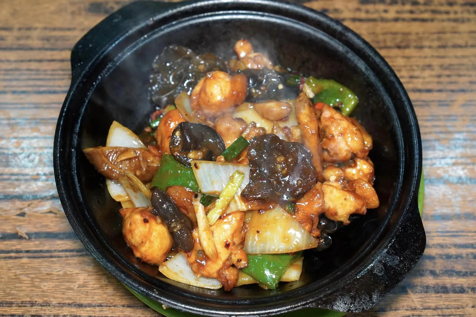 四川滑雞 (90 HKD) Chicken in Szechuan Style ไก่ผัดพริกเสฉวนเสิร์ฟมาในหม้อเหล็กร้อน ๆ มีความเผ็ดชาปลายลิ้น เนื้อไก่นุ่ม ๆ ตัดกันกับความกรอบของเห็ดหูหนูได้ลงตัวไม่เบา (14/20)
