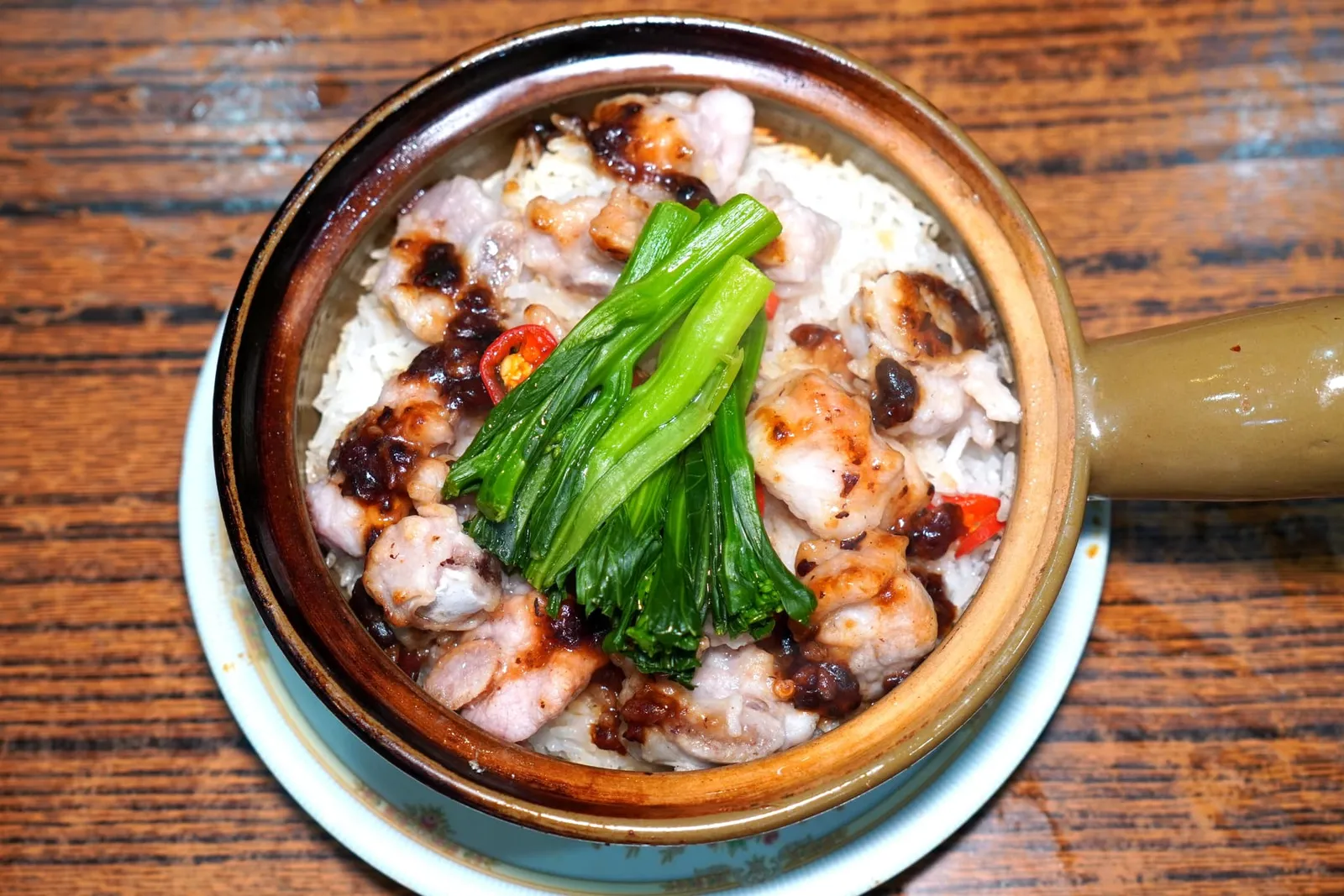 馳名煲仔飯 (排骨飯) (100 HKD) Riced Cooked in Claypot (Spareribs) ปิดท้ายด้วยเมนูเด็ดประจำร้านอย่างข้าวอบหม้อดินหน้าซี่โครงหมู เมล็ดข้าวมีความนุ่มและกรอบที่แตกต่างกันไล่ระดับจากปากหม้อสู่ก้นหม้อ ซี่โครงหมูนุ่ม หอบ อน่อยมากจริง ๆ เราขอแนะนำให้สั่งทีเดียวในช่วงแรกเพราะขั้นตอนการทำกินระยะเวลาค่อนข้างนาน (14/20)